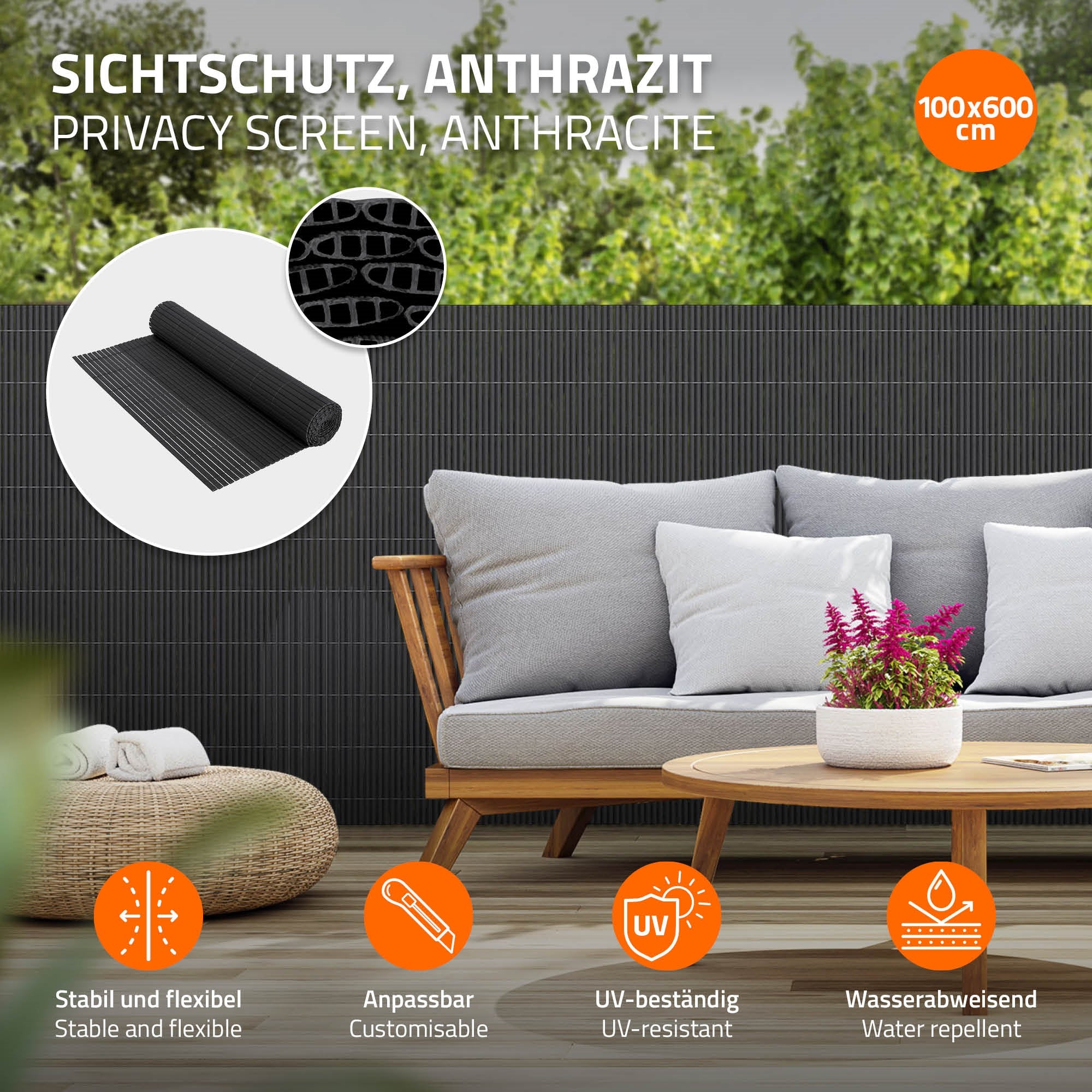Sichtschutz in Anthrazit, 100x600 cm, auf einer Holzterrasse mit Sofa.
