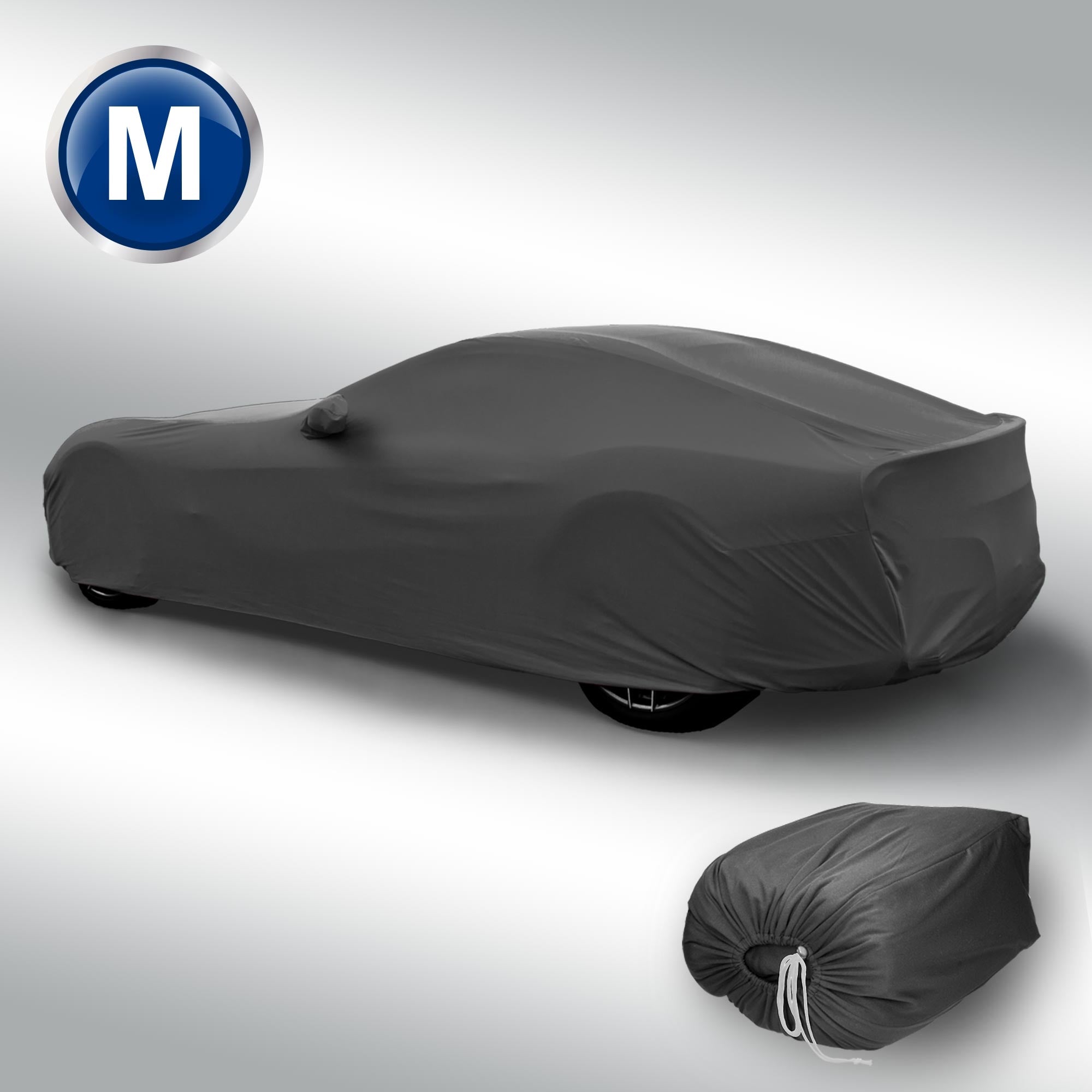 Une voiture recouverte d'une housse noire, sur un fond gris.