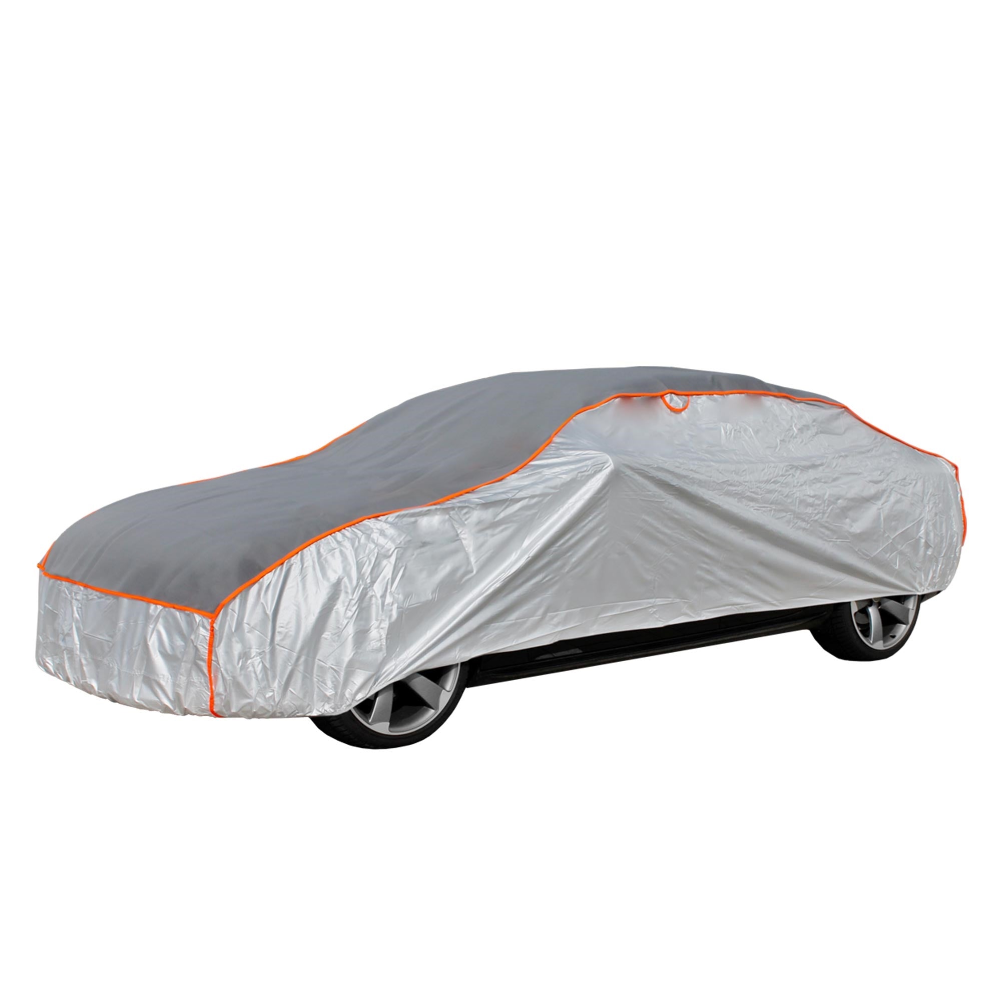 Housse de voiture argentée avec bord orange sur une voiture.