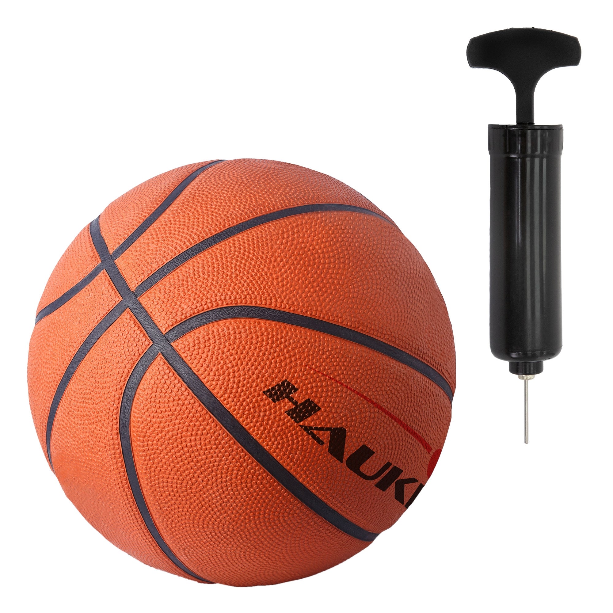 Pallone da basket arancione e pompa nera su sfondo bianco.
