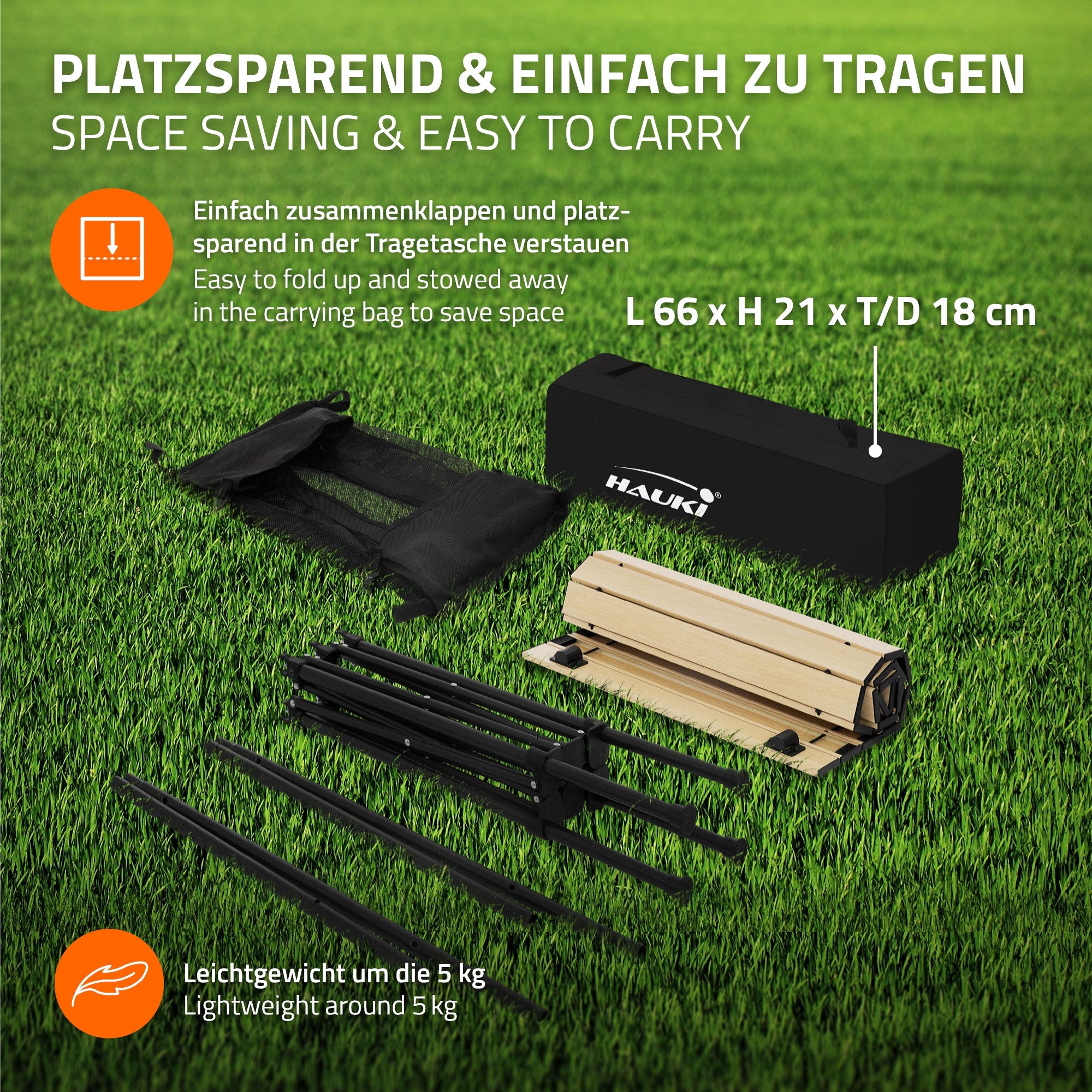 Zusammengeklappte Campingmöbel und eine Tragetasche auf einem hellen Hintergrund.