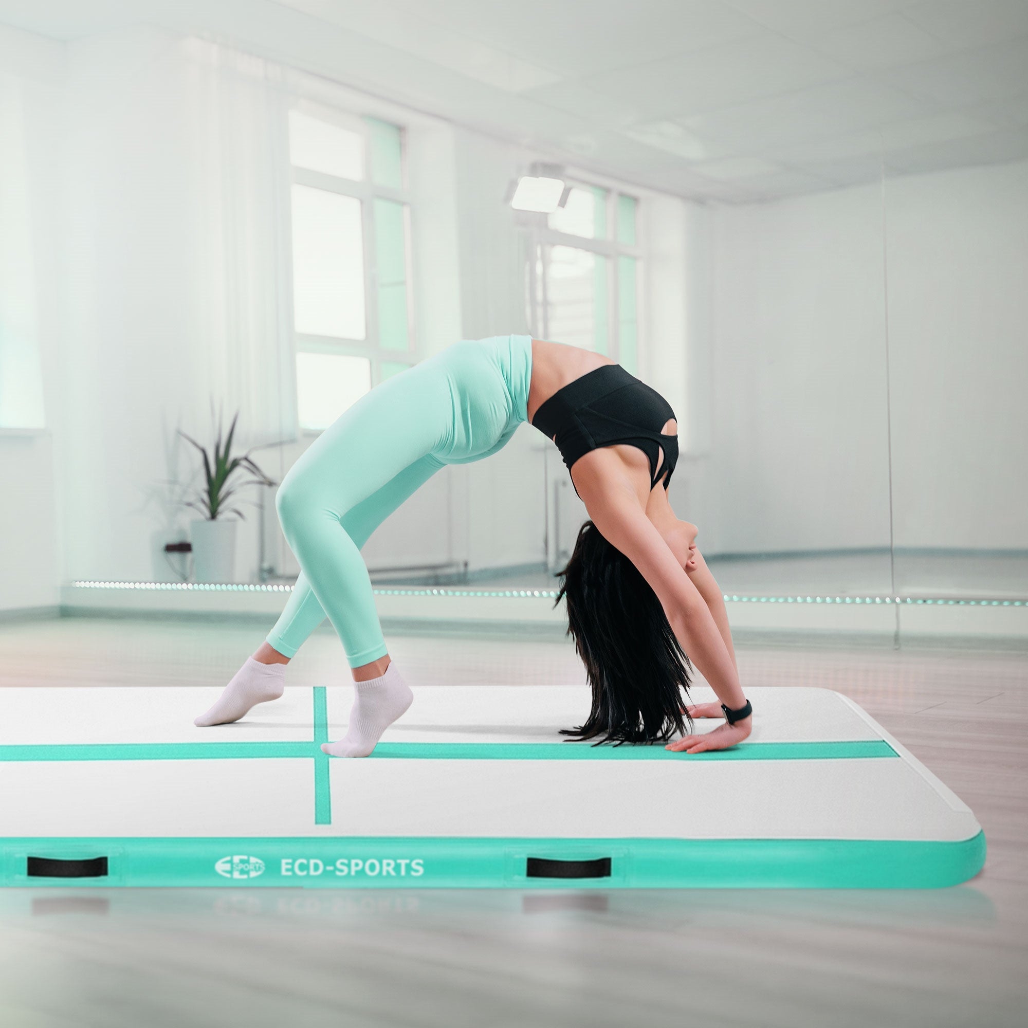 Žena ve sportovním oblečení provádí salta vzad na gymnastické podložce.