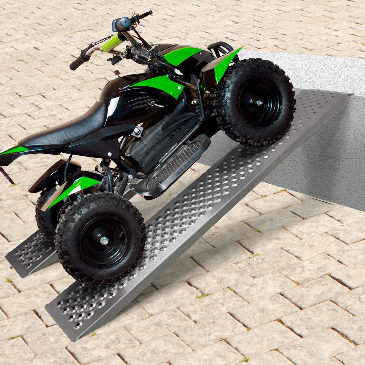 Quad noir sur une rampe menant à une zone surélevée.