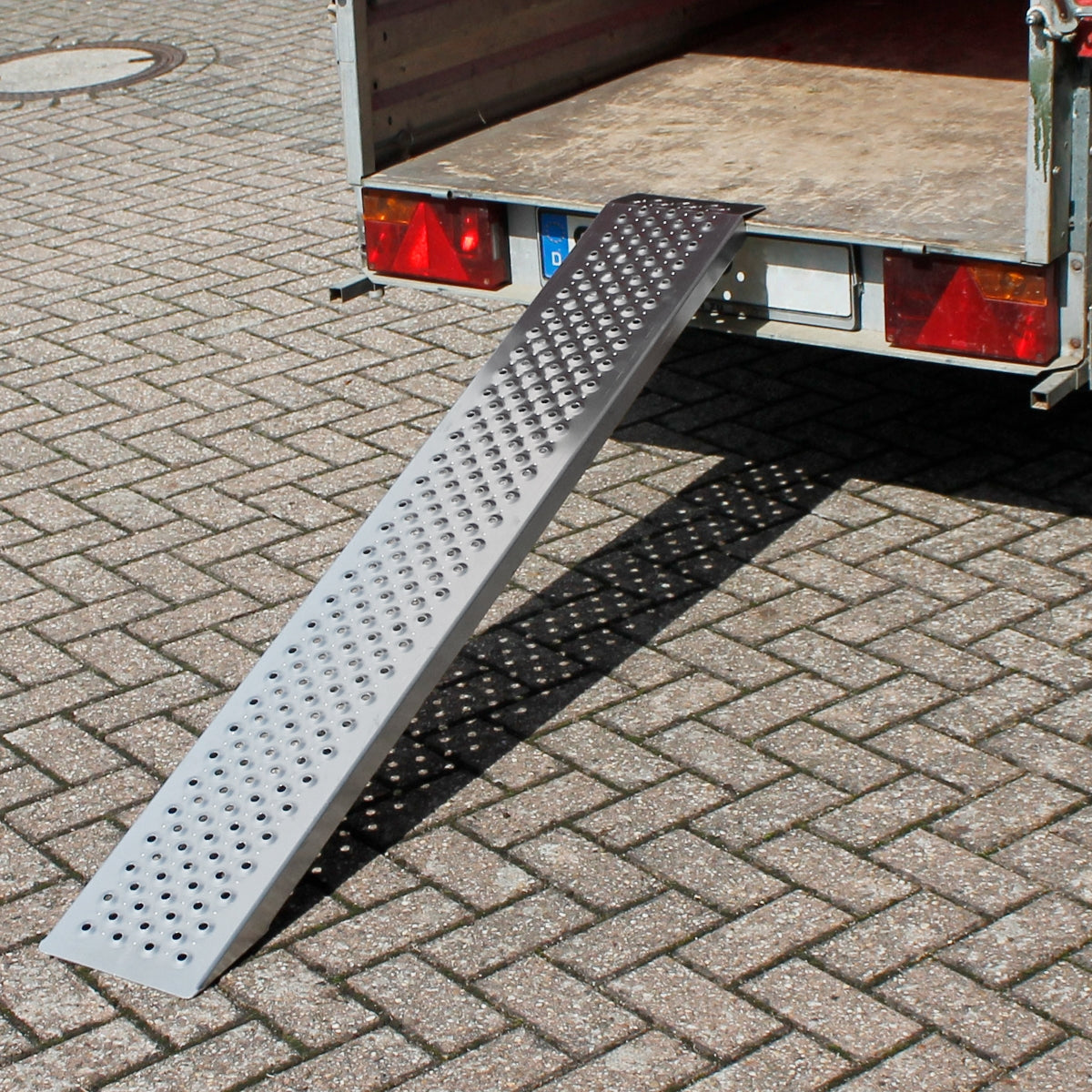 Una rampa di metallo montata su un camion.