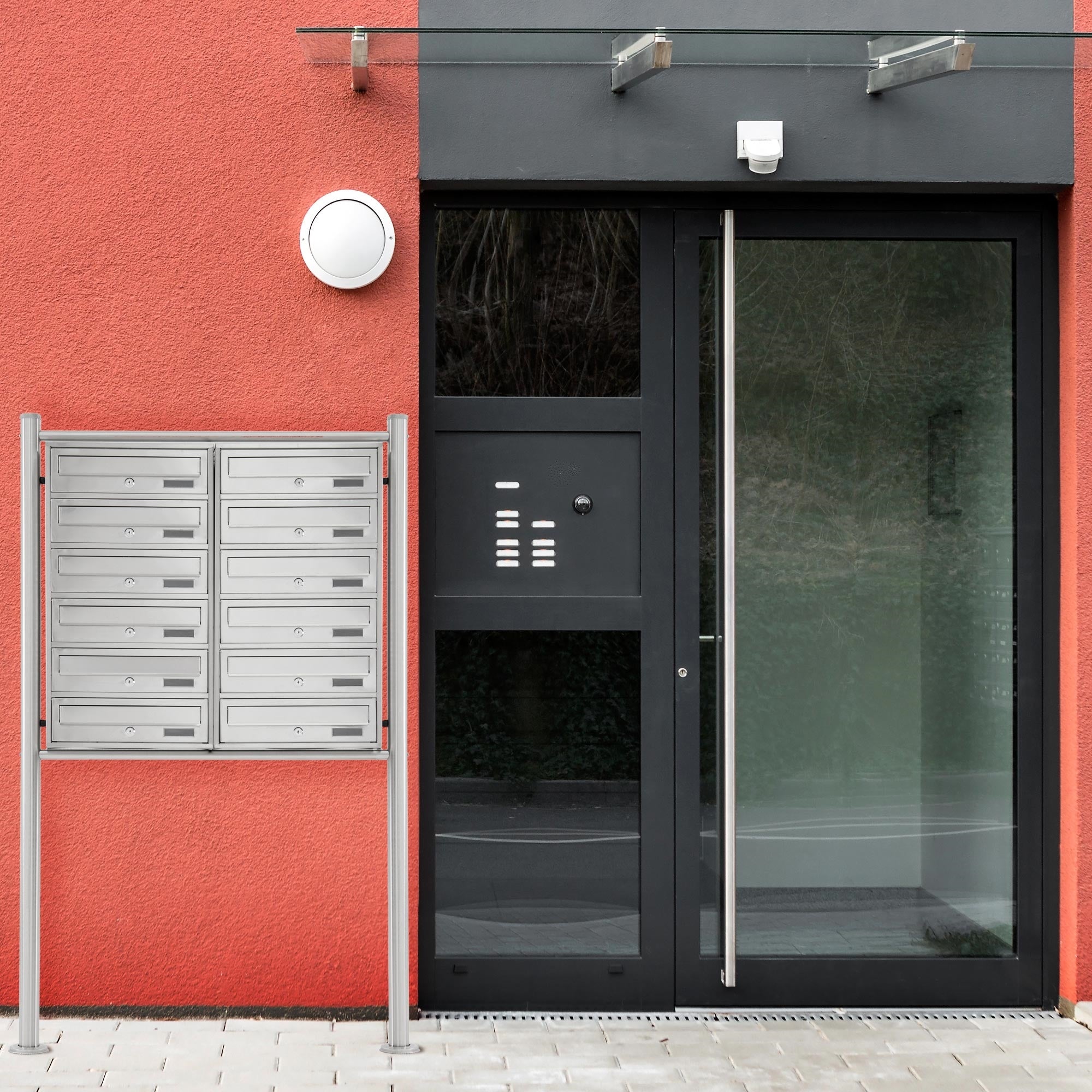 Porte d'entrée moderne avec des boîtes aux lettres sur le mur.