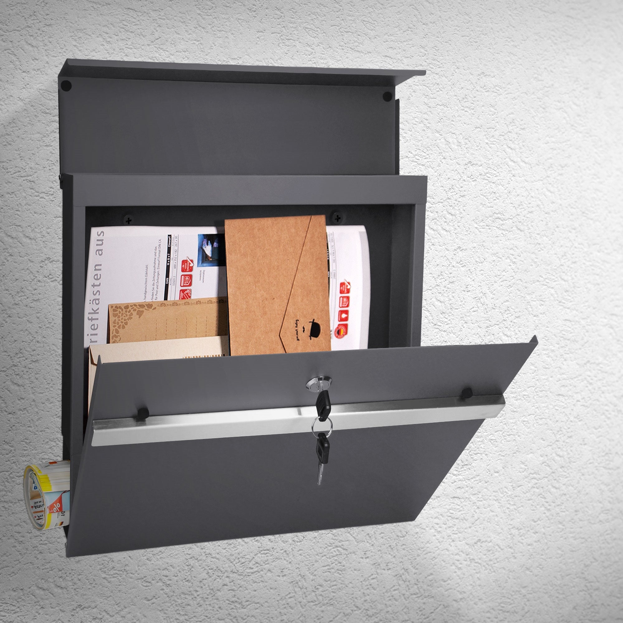Boîte aux lettres grise avec couvercle ouvert, remplie de lettres et de colis.