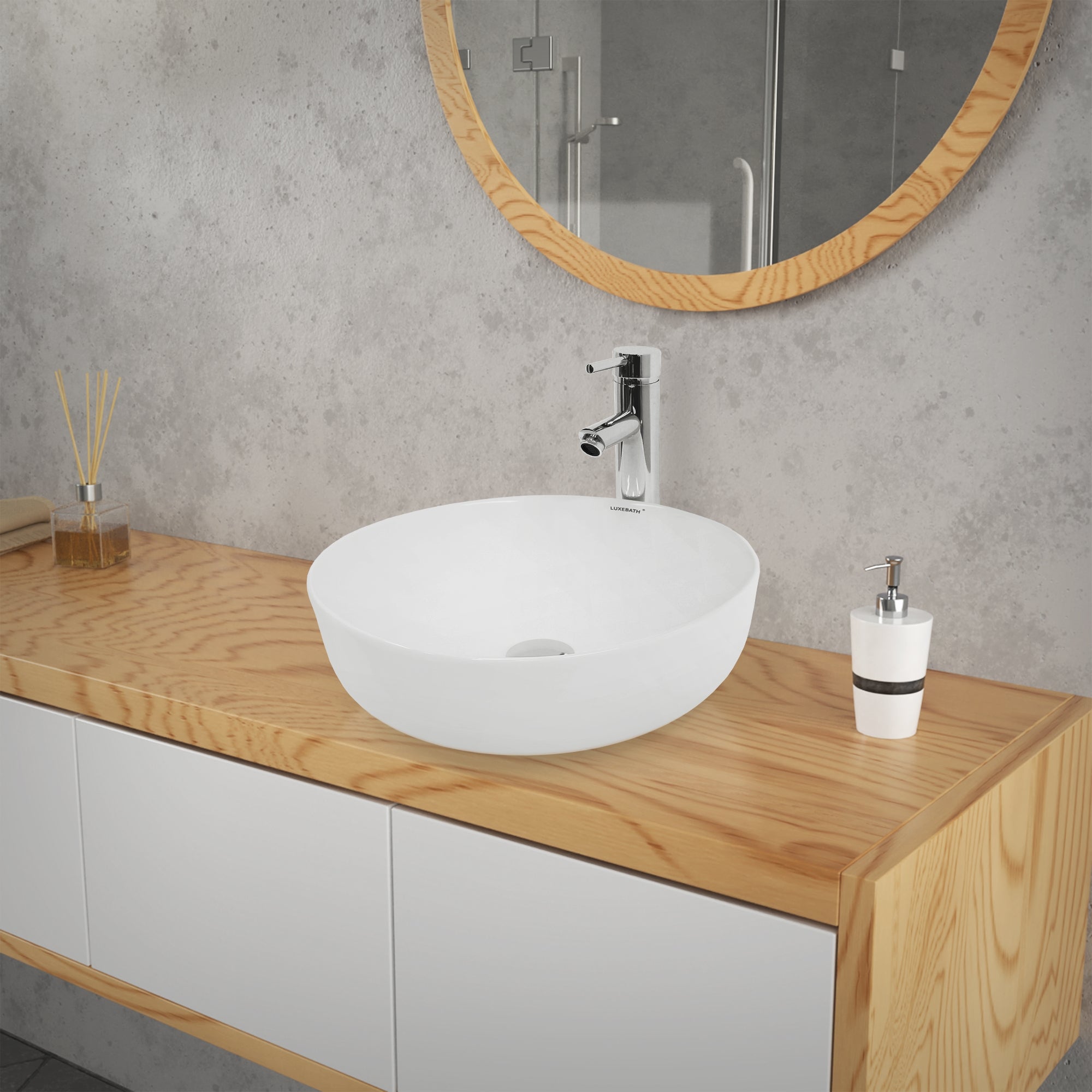 Lavabo sur un meuble en bois avec un miroir en arrière-plan.