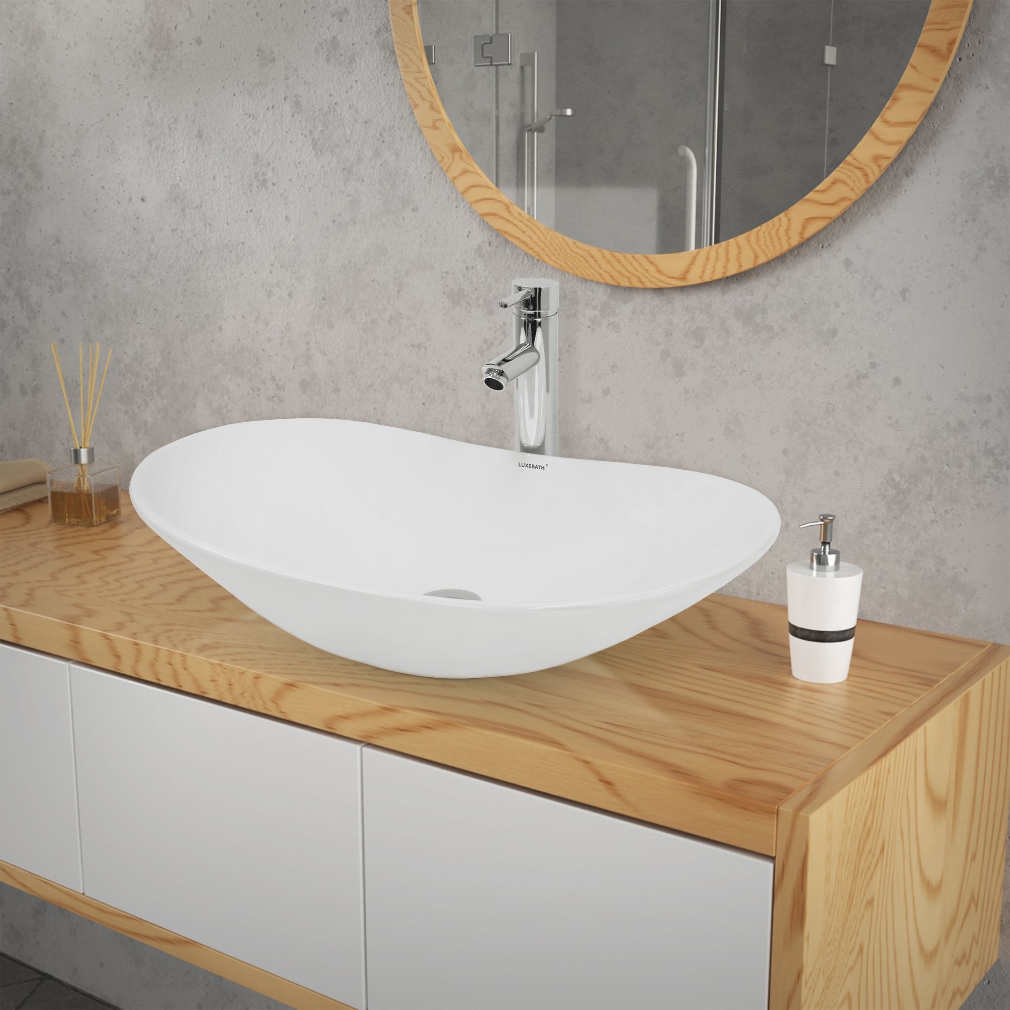 Organisch geformtes, weißes Waschbecken auf einem Holzregal.