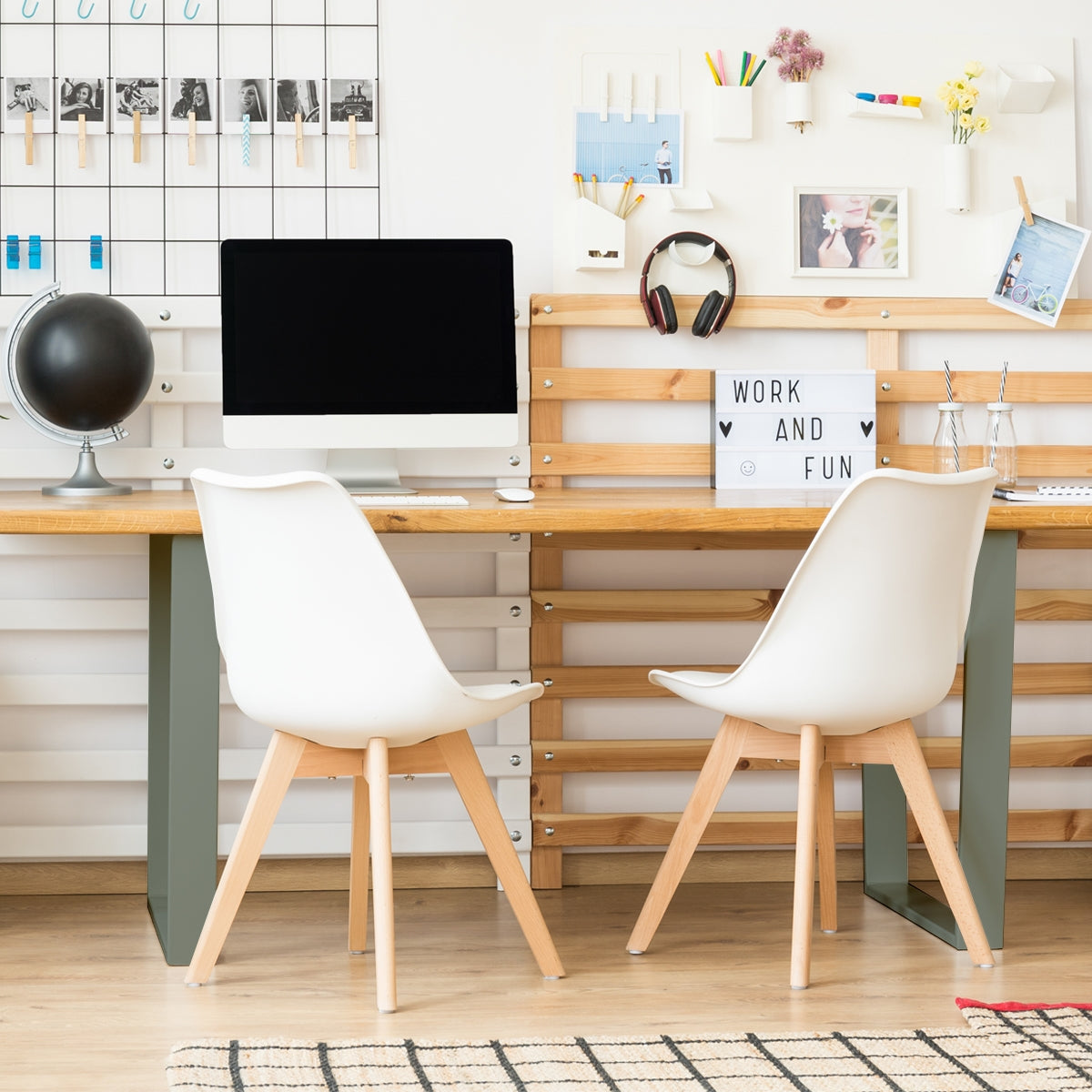 Un espace de travail moderne avec un ordinateur et deux chaises blanches.