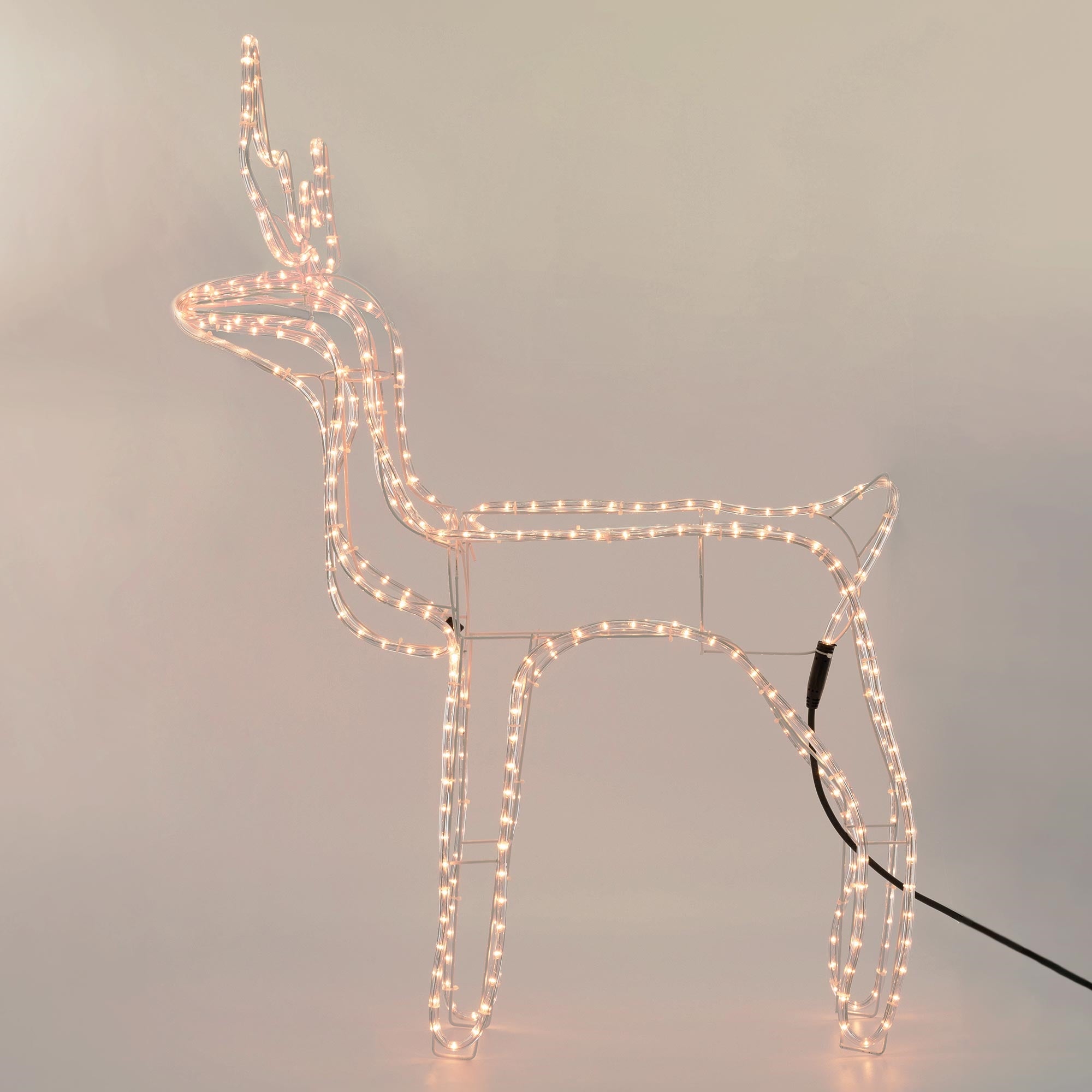 Un renne éclairé en fil avec des lumières.