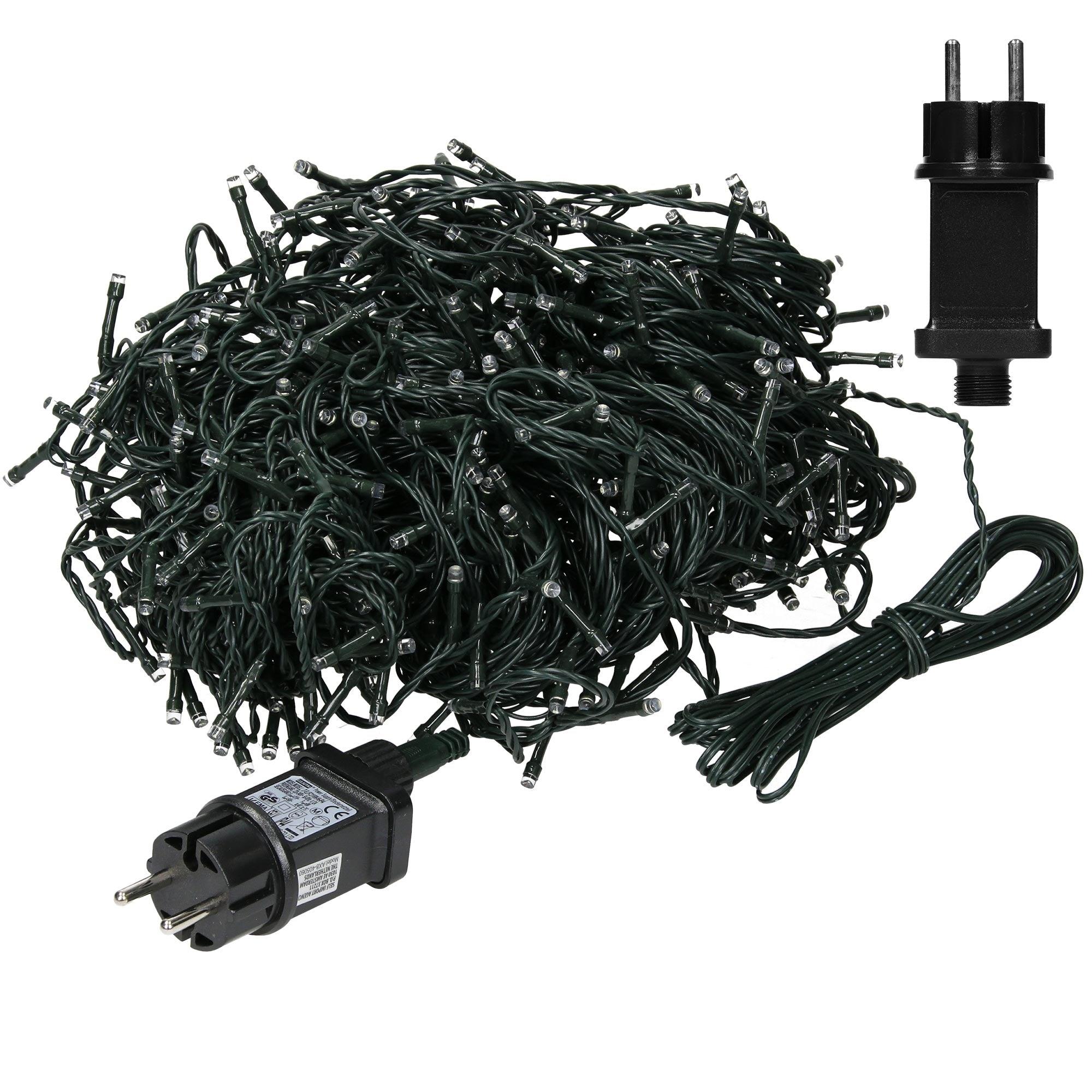 Un montón de luces LED verdes con un enchufe y un adaptador.