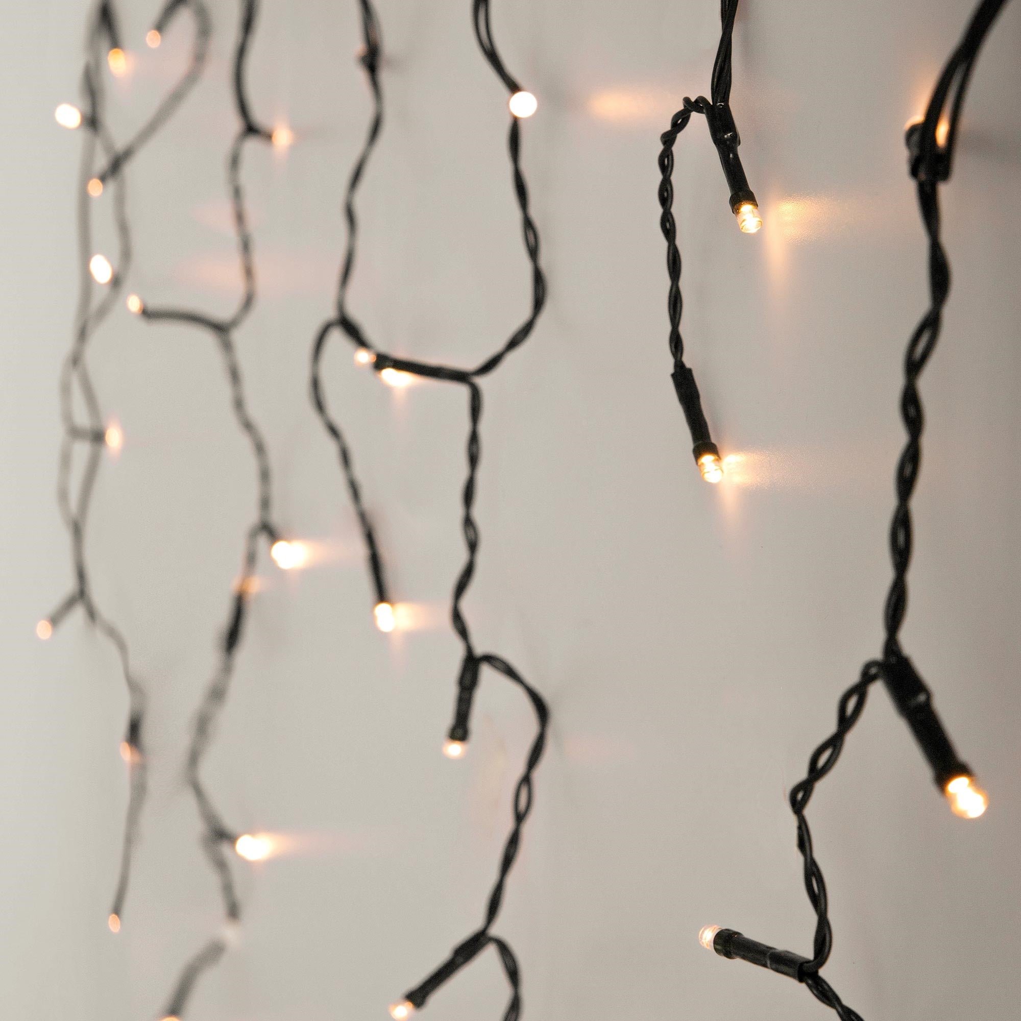 Guirlande lumineuse avec des LED lumineuses sur un mur.