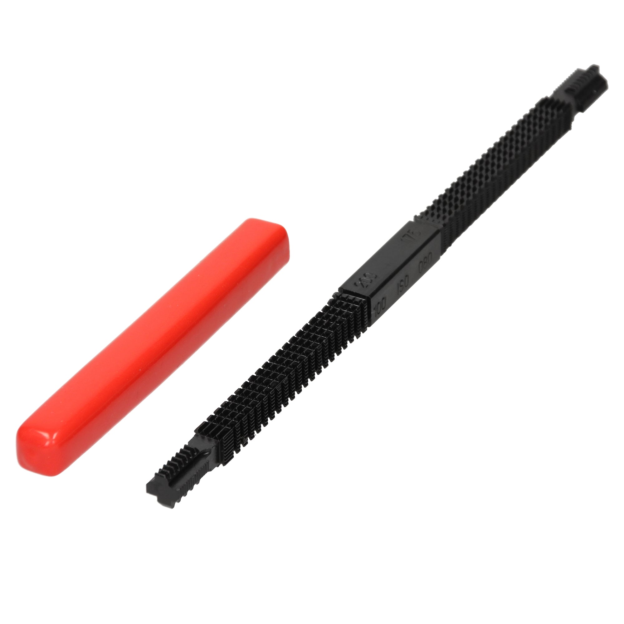 Un manche d'outil noir avec une extrémité rouge et une surface striée.