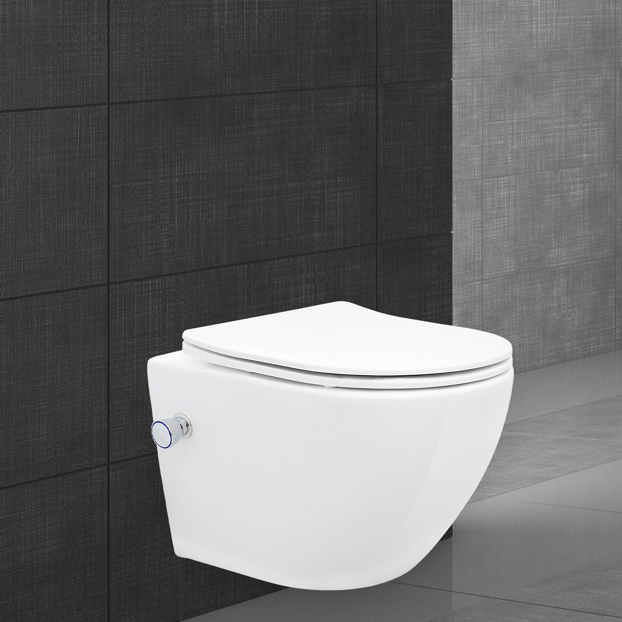 Weiße Wandtoilette an einer dunklen Fliesenwand.