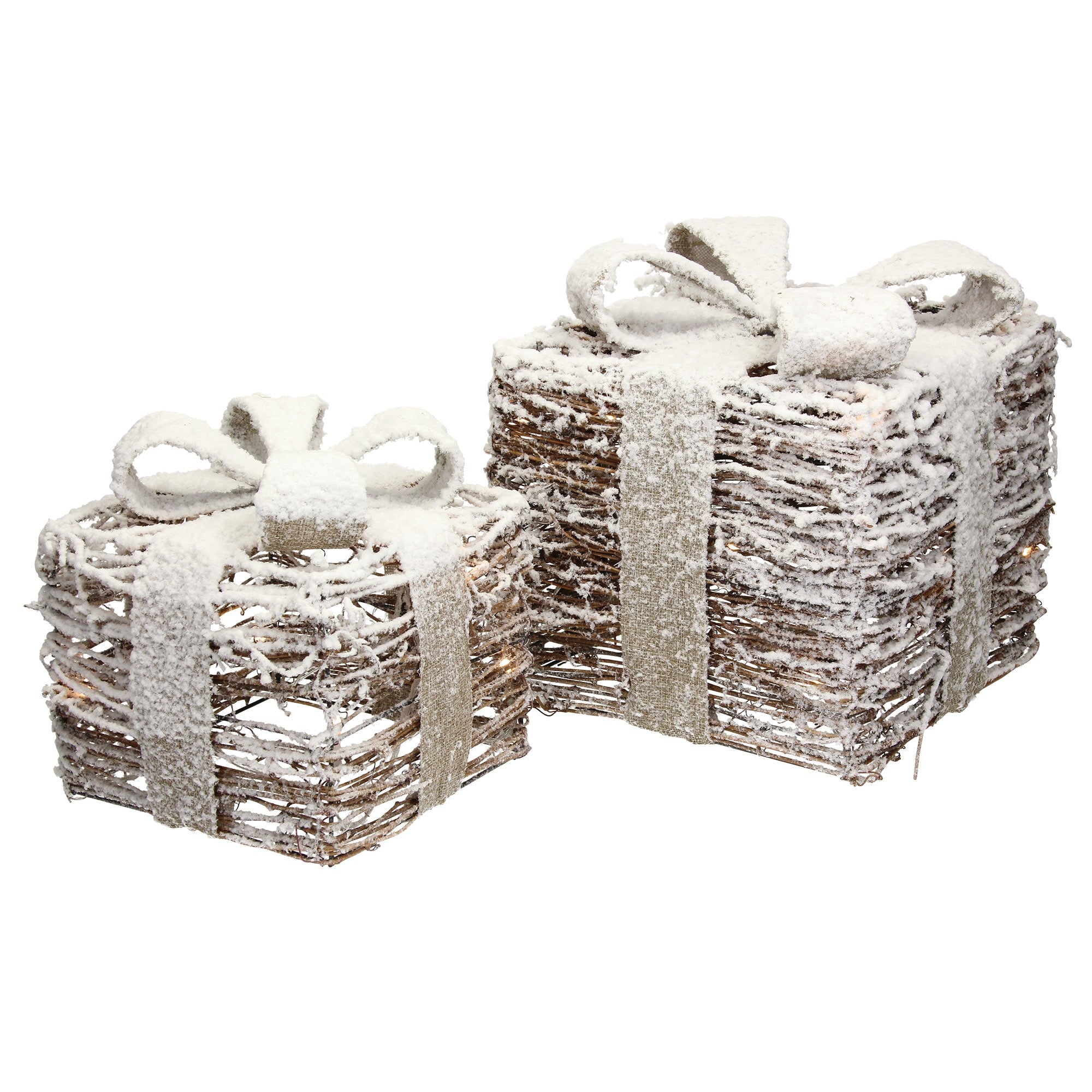 Zwei dekorative Geschenkkörbe aus geflochtenem Material, mit Schleifen und Schnee dekoriert.
