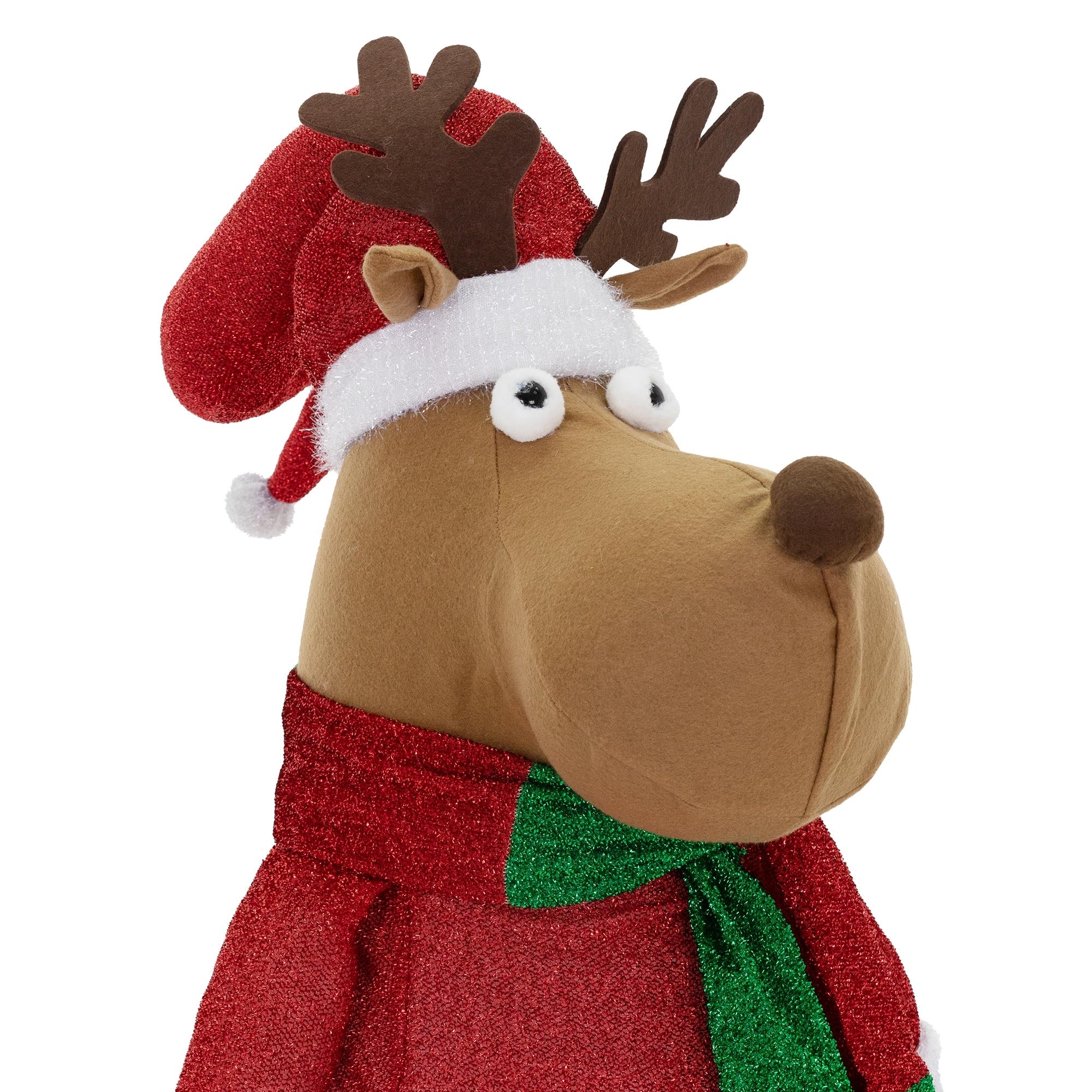 Gros plan du renne en peluche avec un bonnet de Noël et de grands yeux.