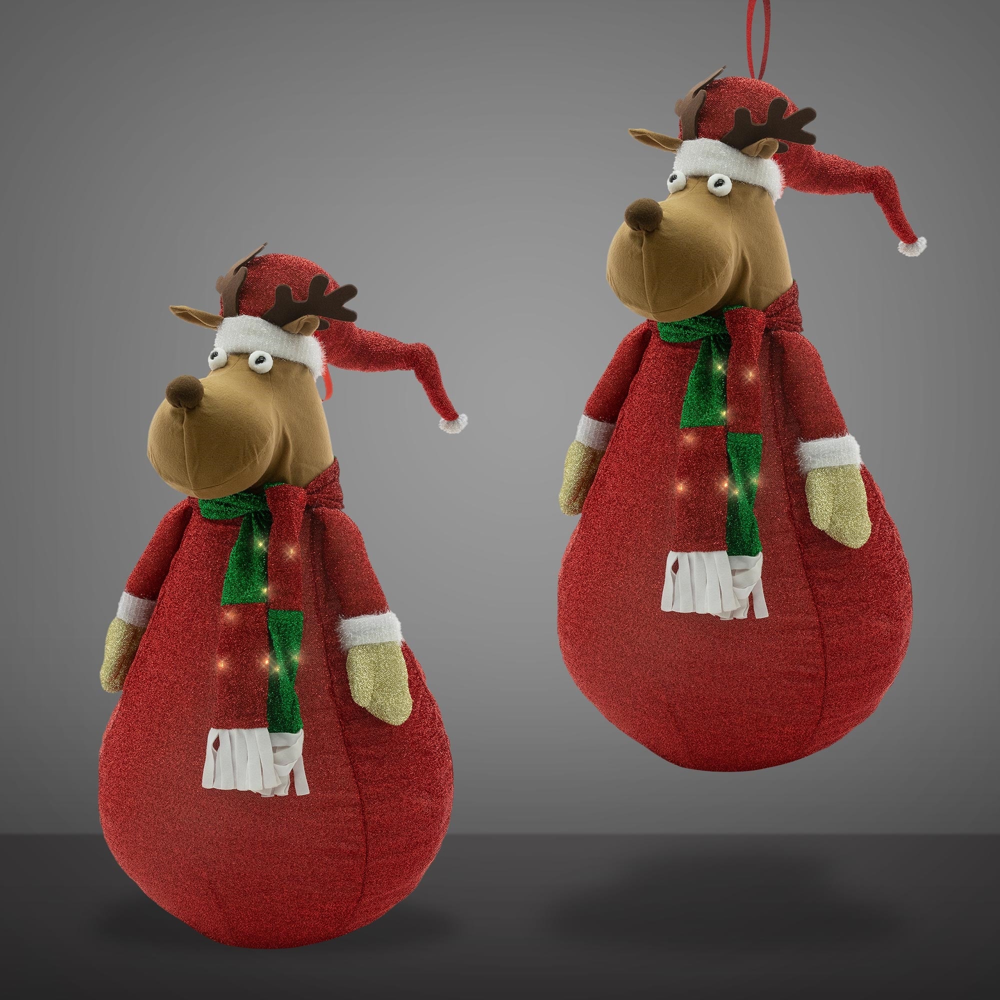 Deux décorations de Père Noël en forme d'animaux avec des chapeaux et des écharpes rouges.