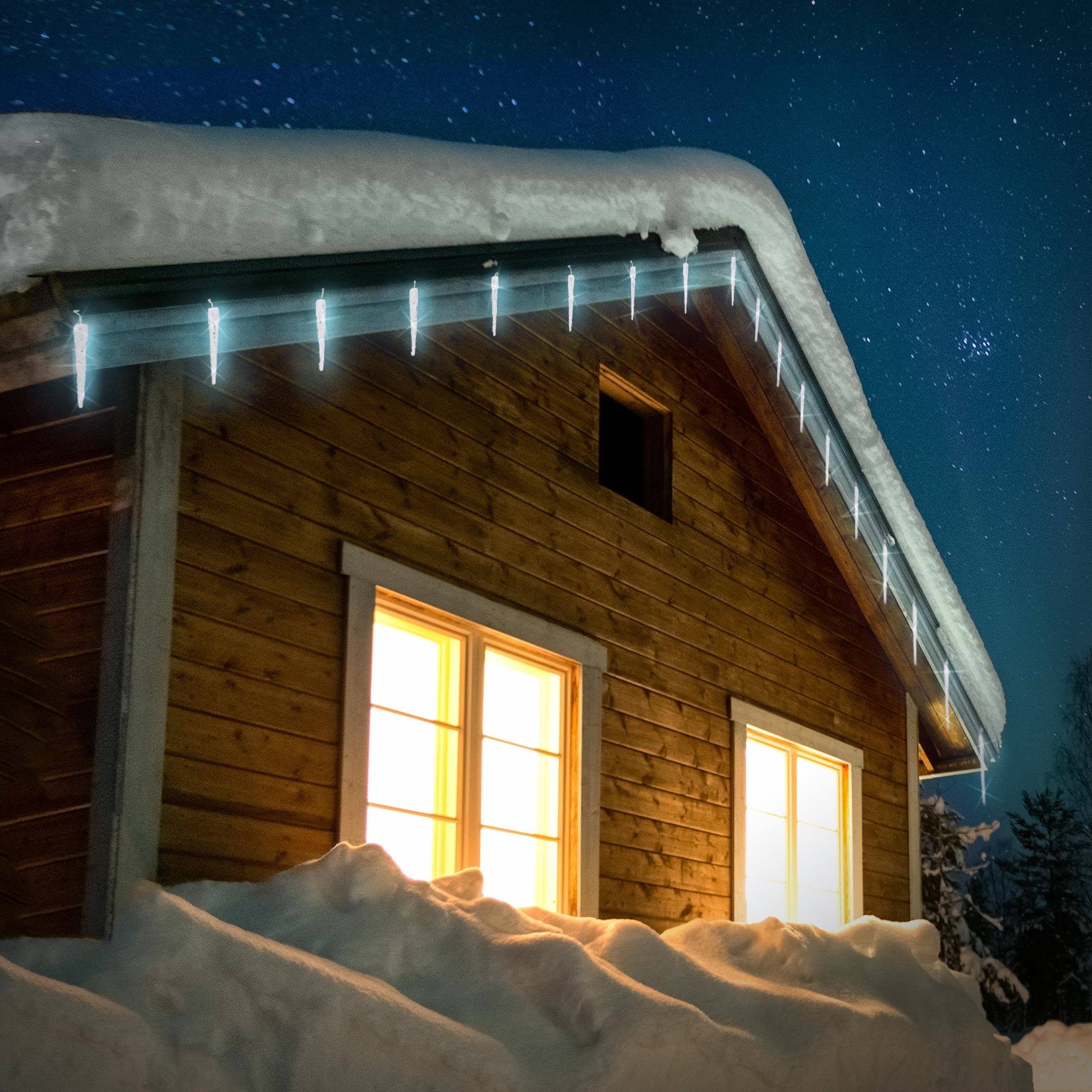 Dřevěný dům se sněhem a světly, v noci pod hvězdnou oblohou.
