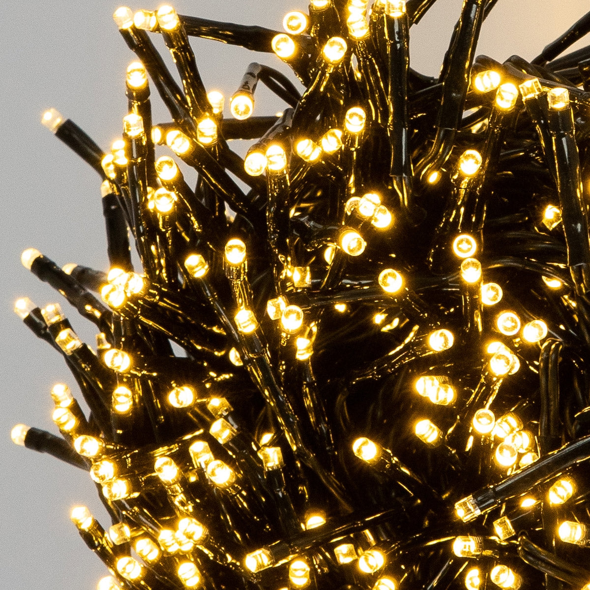 Primer plano de muchas luces LED brillantes en un cable negro.