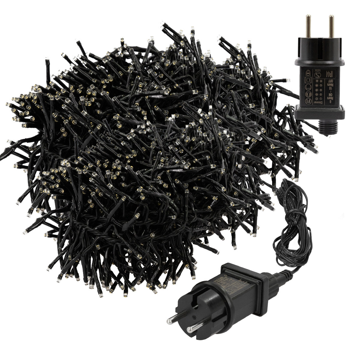 Un montón de luces LED con un enchufe y un adaptador, sobre un cable negro.