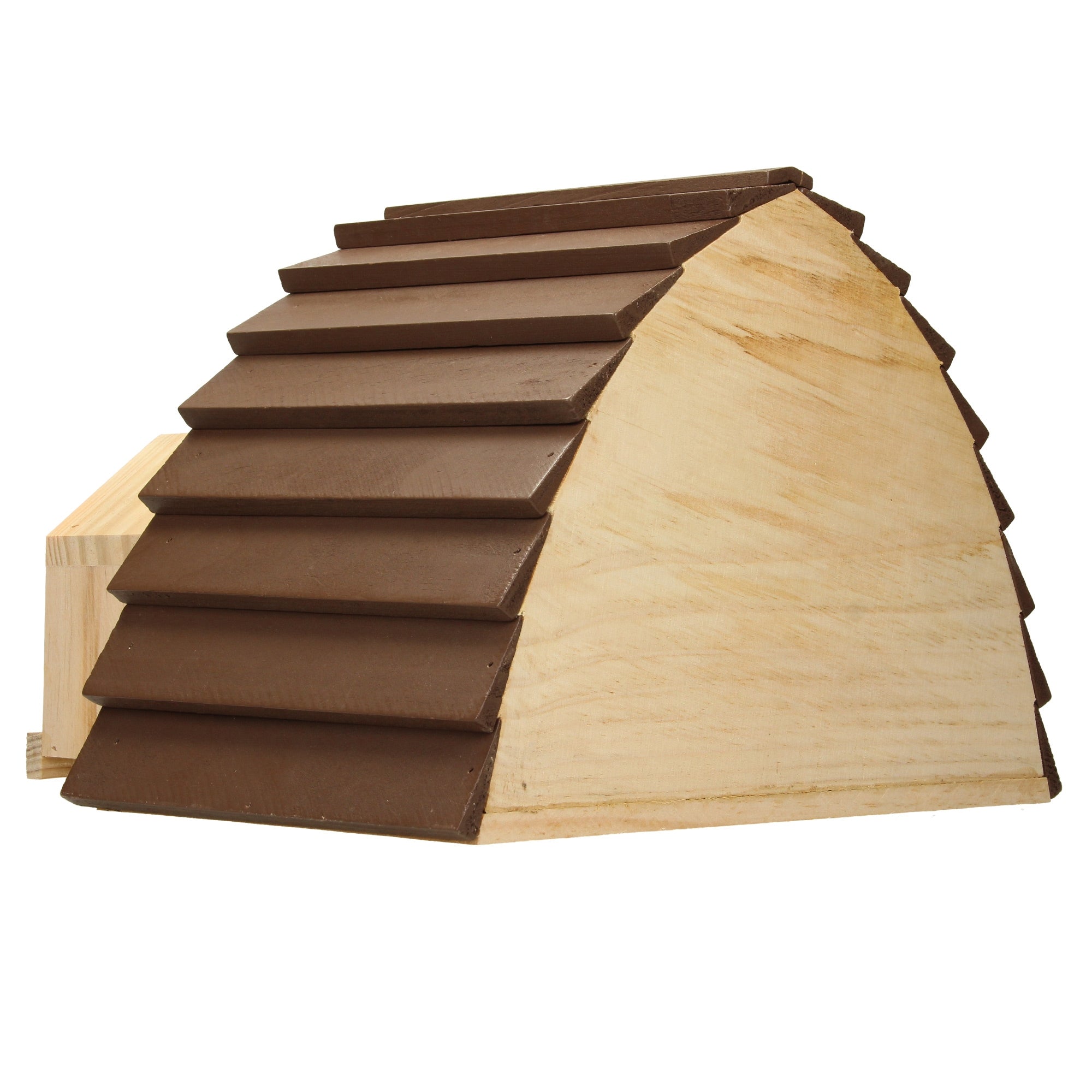 Une maison à oiseaux en bois avec un toit incliné.