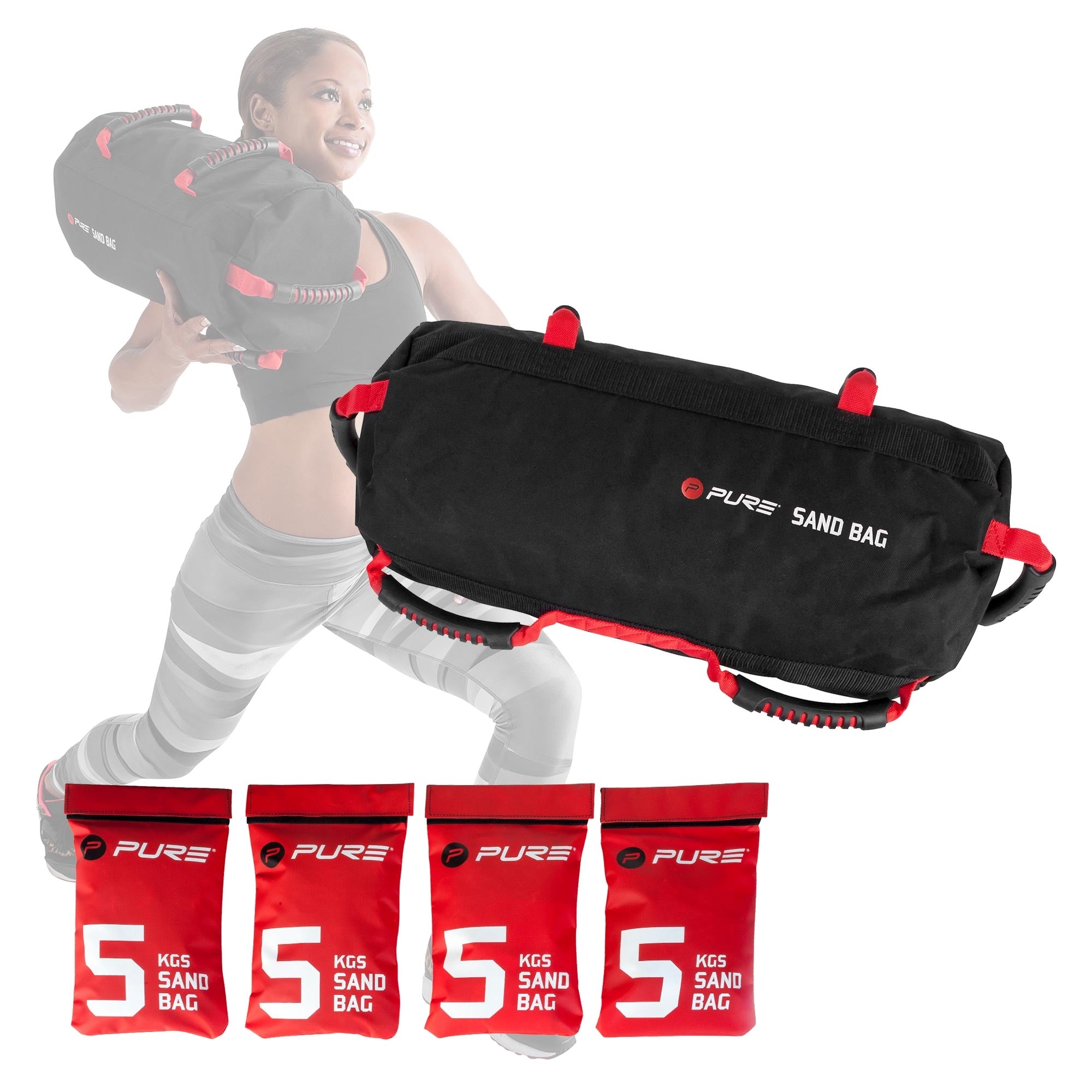 En kvinde løfter en sort sandsæk med røde detaljer og fire 5 kg sandsække.