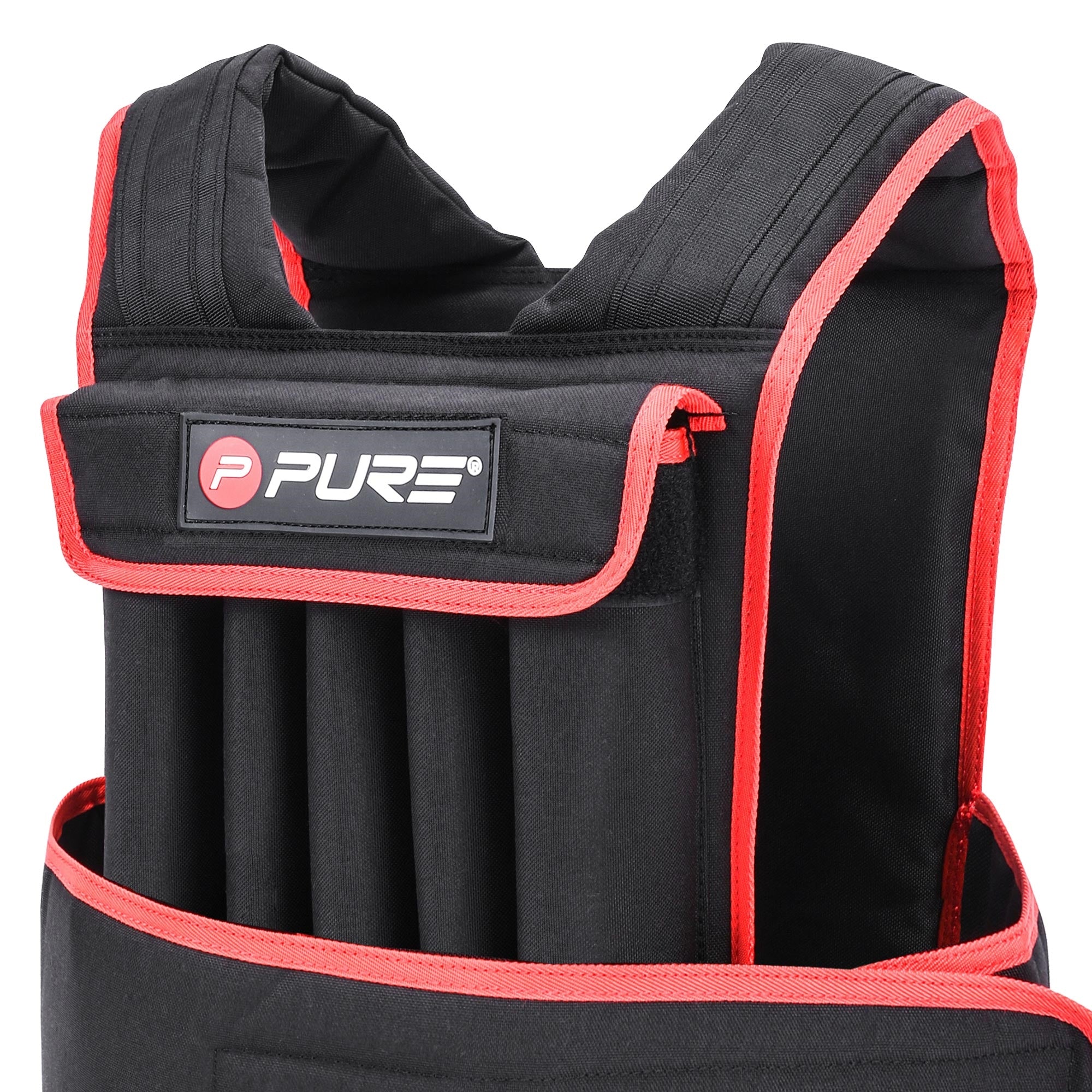 Gilet pesante nero con accenti rossi e tasche.