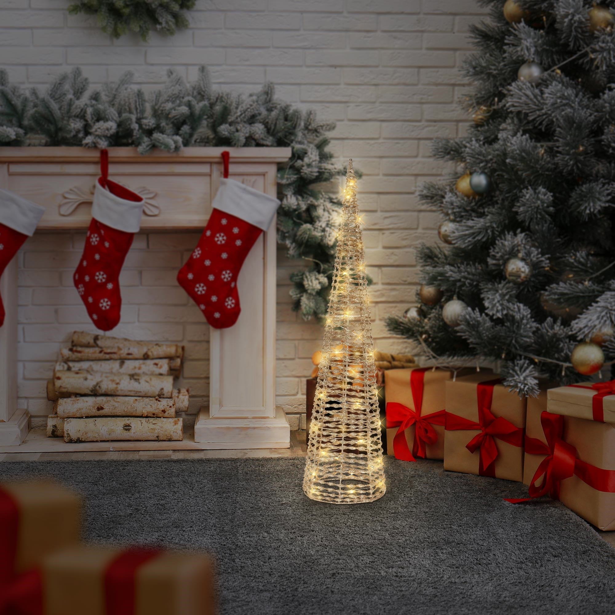Ein leuchtender, konischer Weihnachtsbaum steht neben einem Kamin mit roten Strümpfen.
