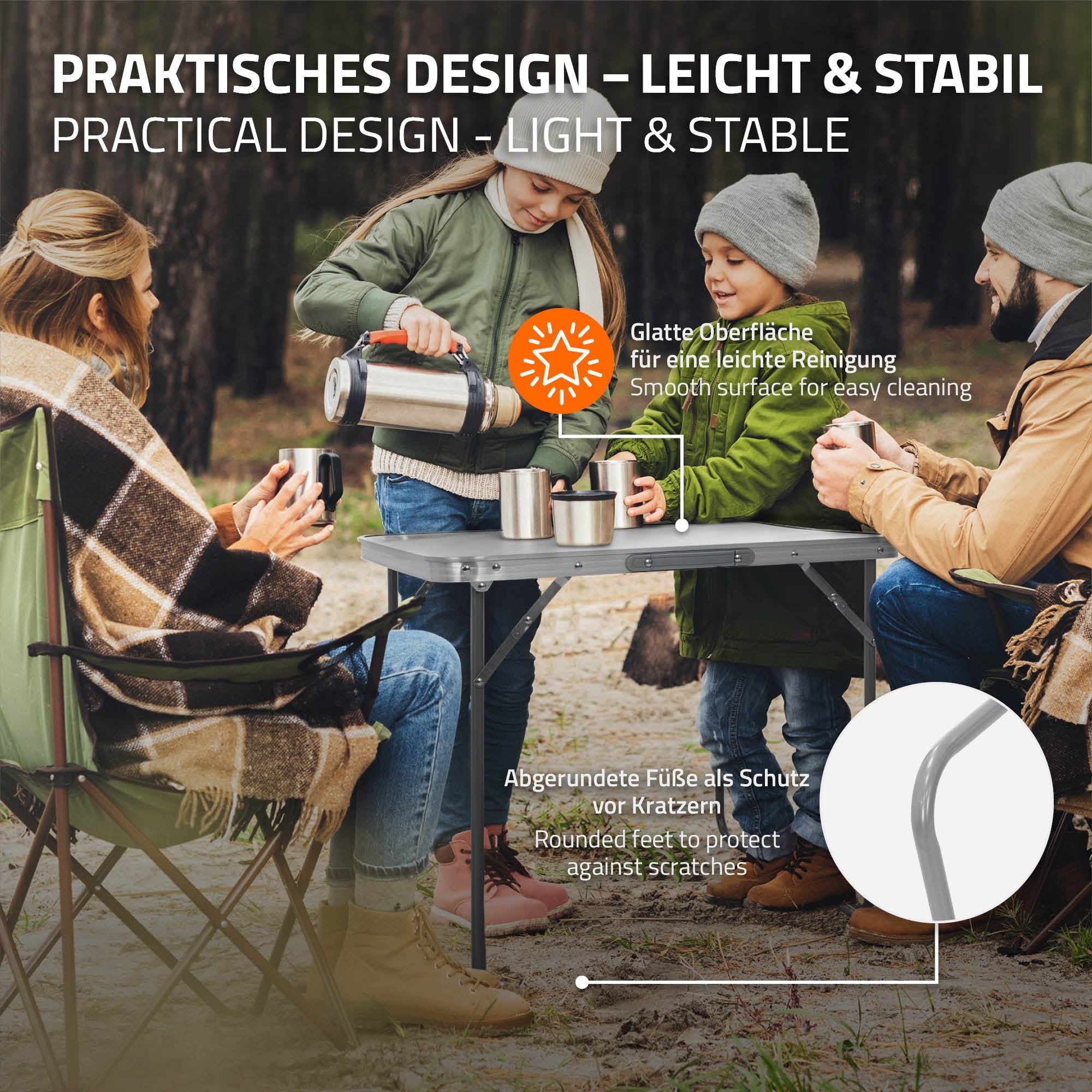Mesa con cafetera y tazas, rodeada de personas al aire libre.
