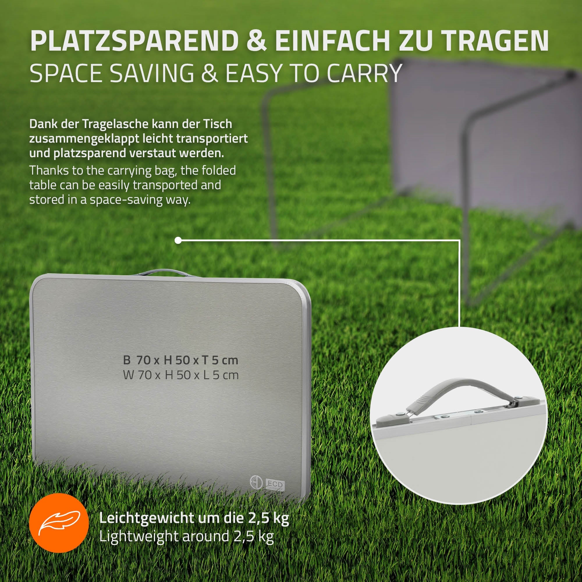 Mesa plegable de color gris, plegada y con bolsa de transporte en césped verde.