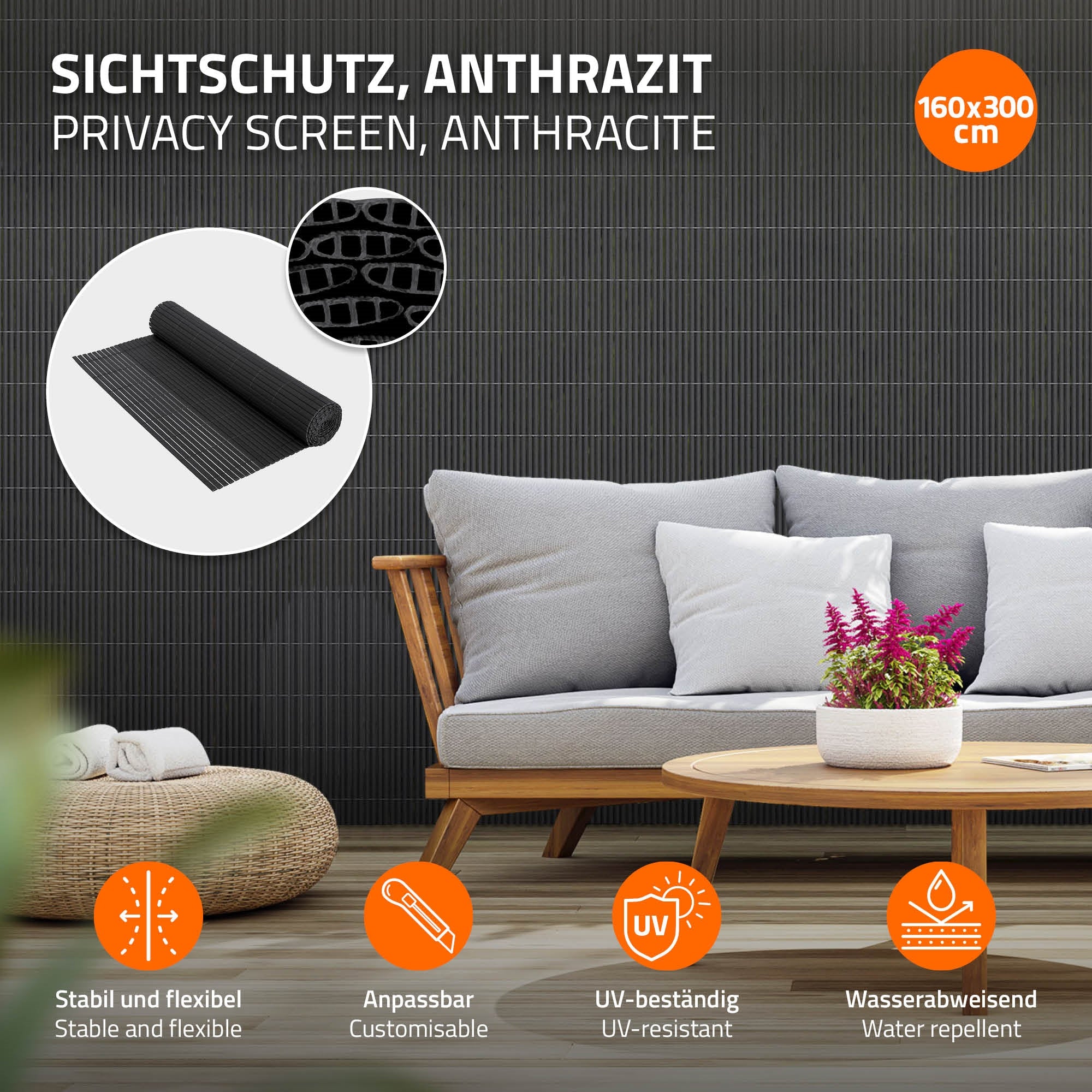 Sichtschutz in Anthrazit, 160x300 cm, mit Sofa und Pflanzen im Hintergrund.