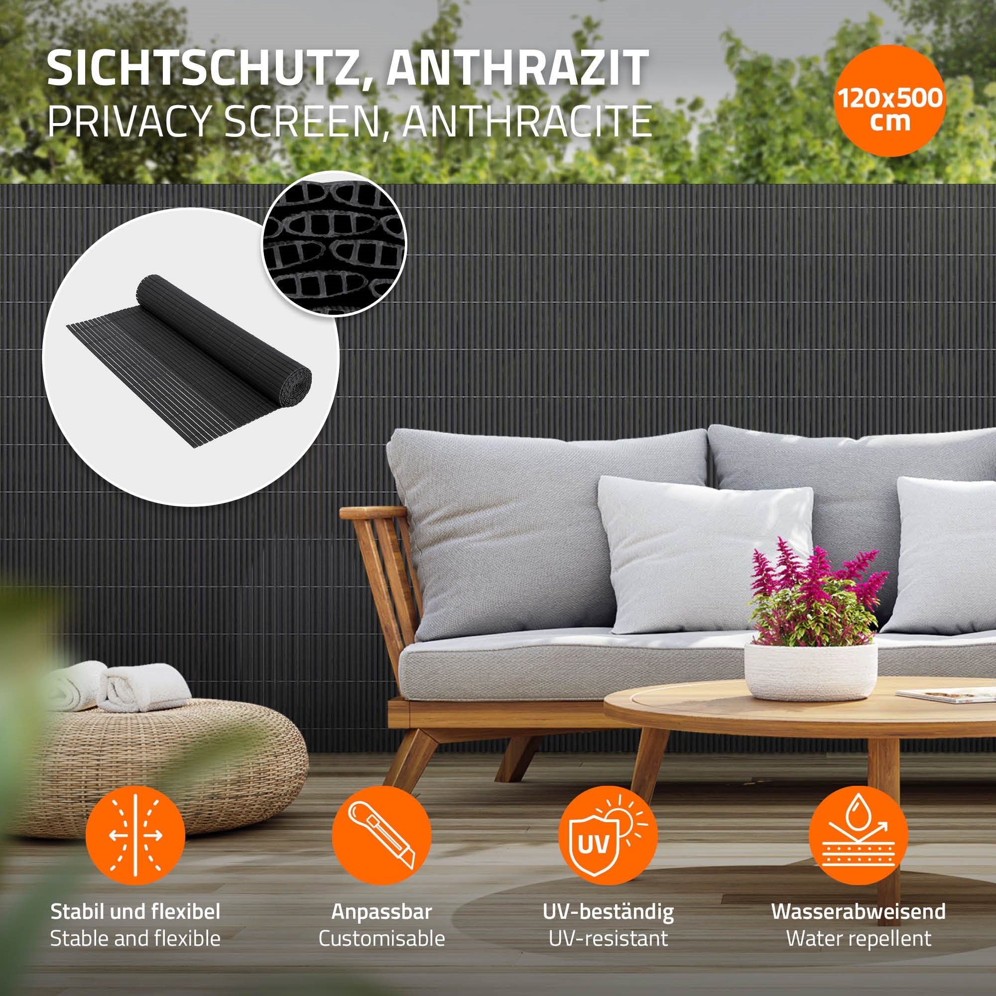 Anthrazitfarbener Sichtschutz auf einer Couch mit Pflanzen im Hintergrund.