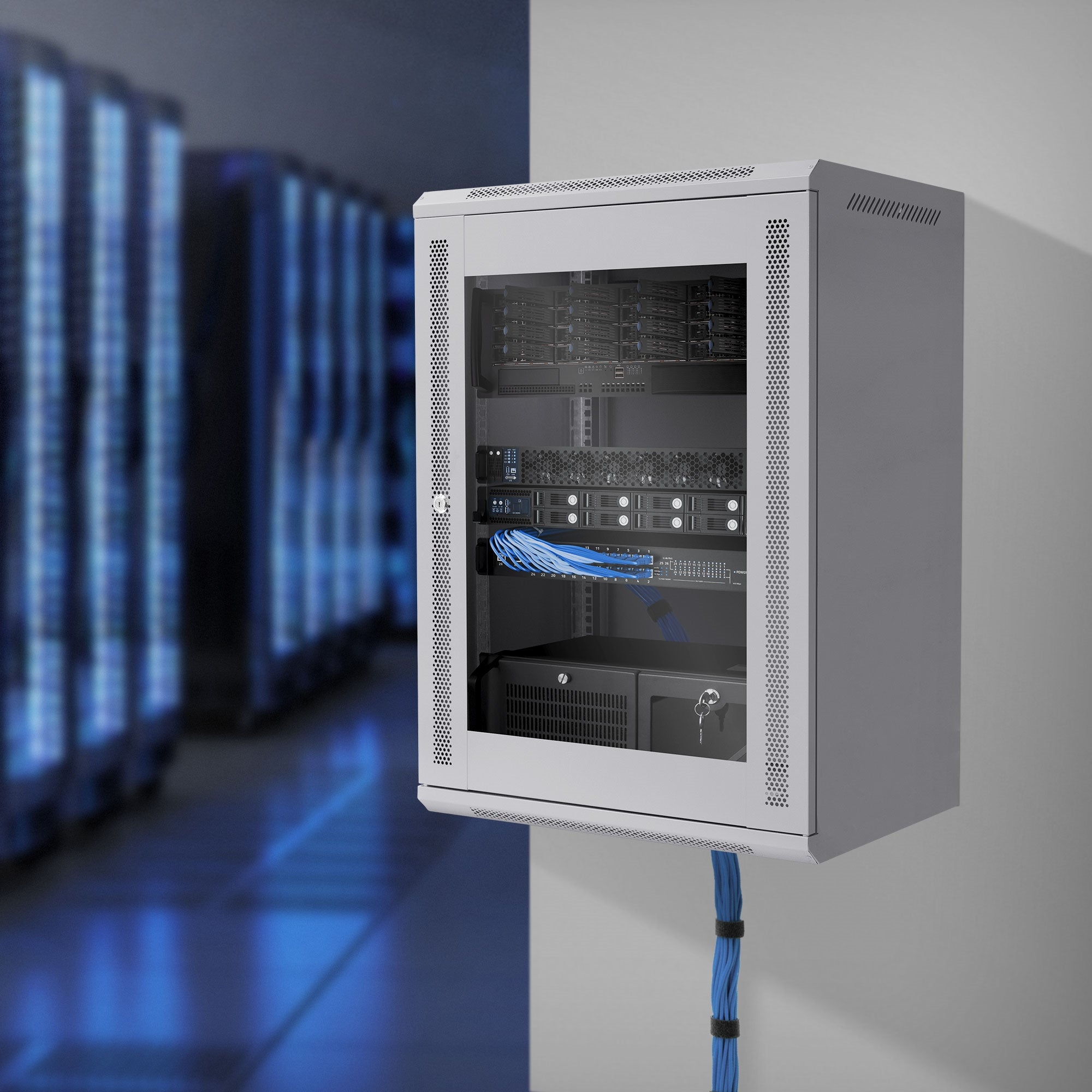 Weißer Serverschrank in einem Raum mit blauen Lichtern, Kabel sichtbar.