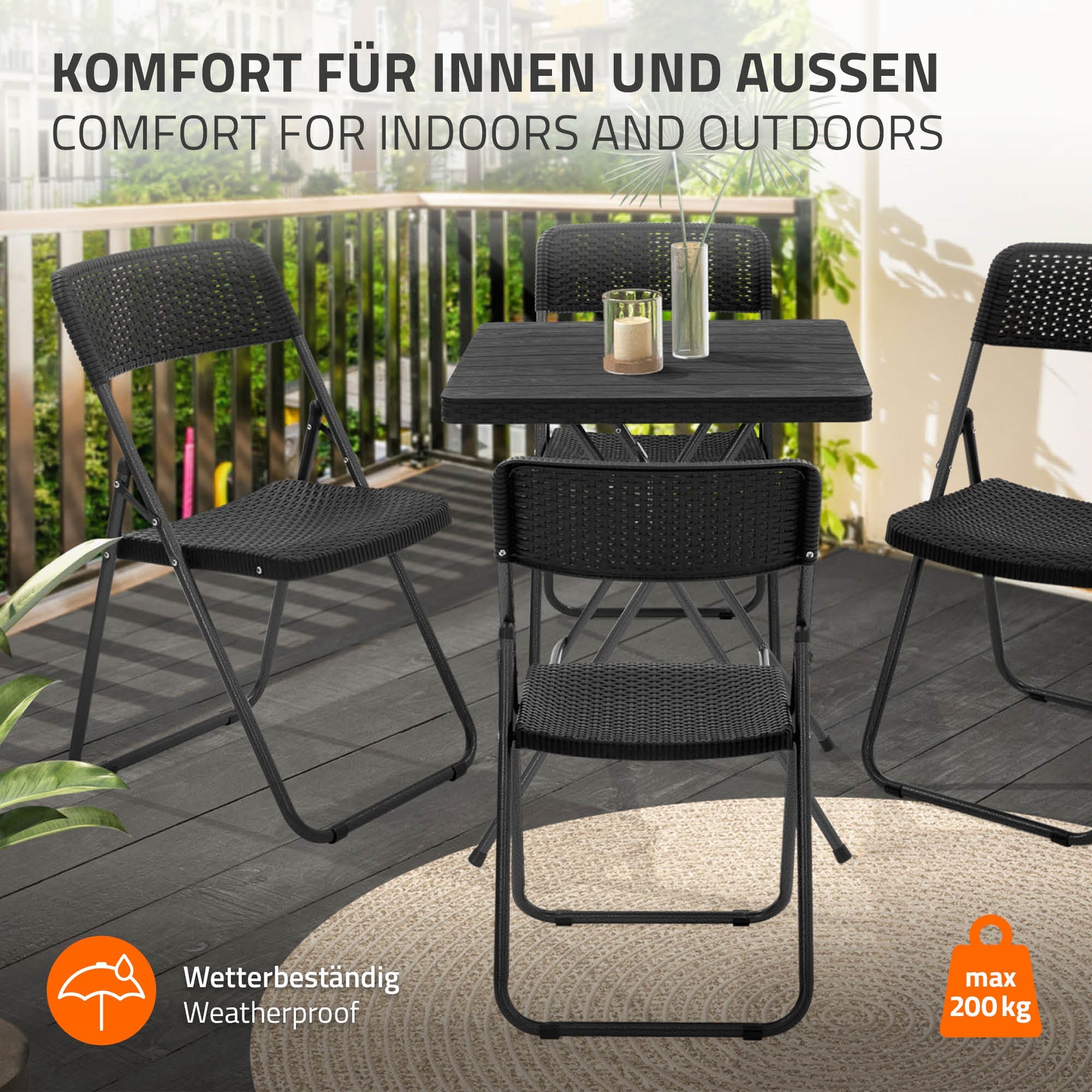 Schwarze Klappstühle und ein Tisch auf einer Terrasse, wetterfest, für drinnen und draußen.