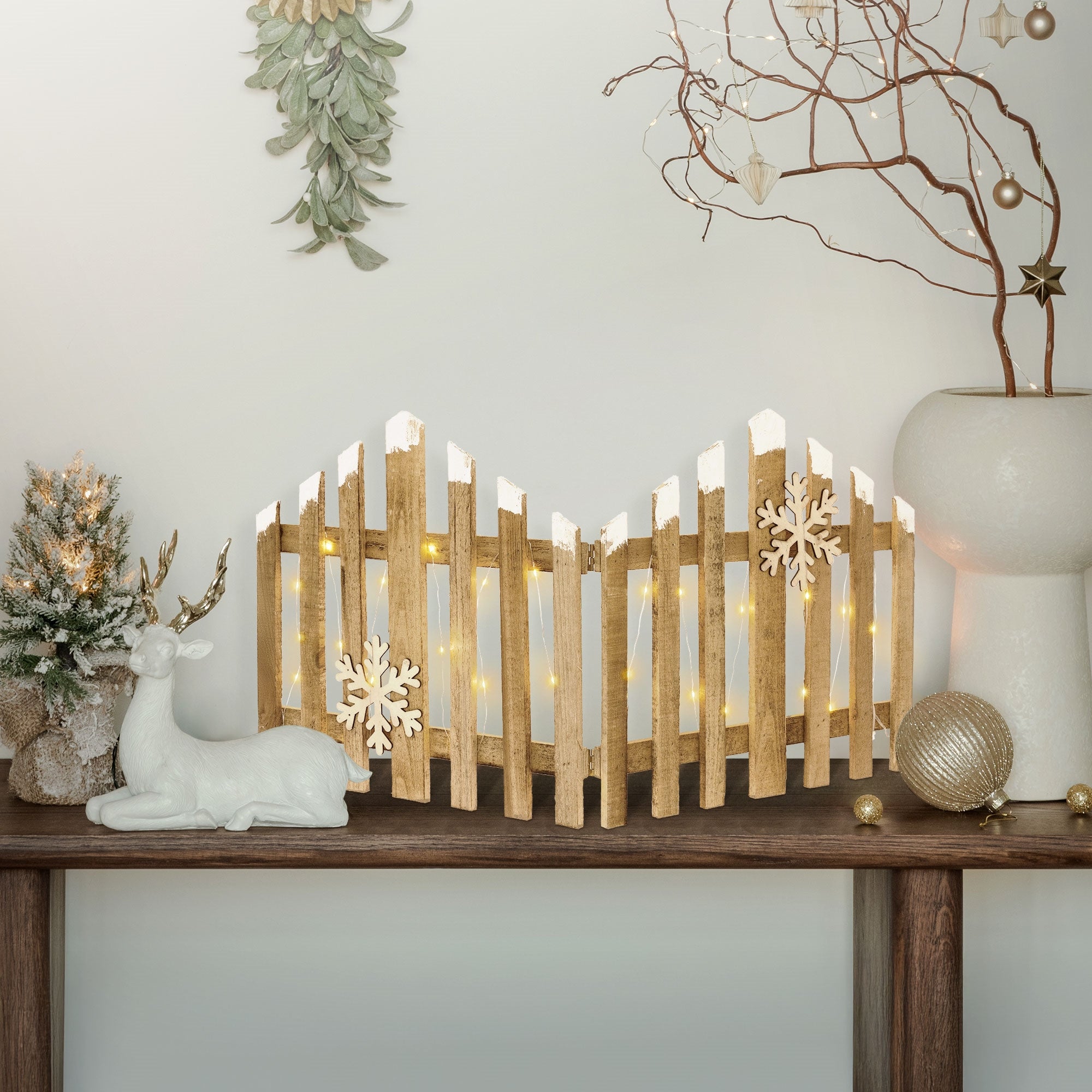 Gedeclareerde tafel met houten hek, hertfiguur en kerstboom.