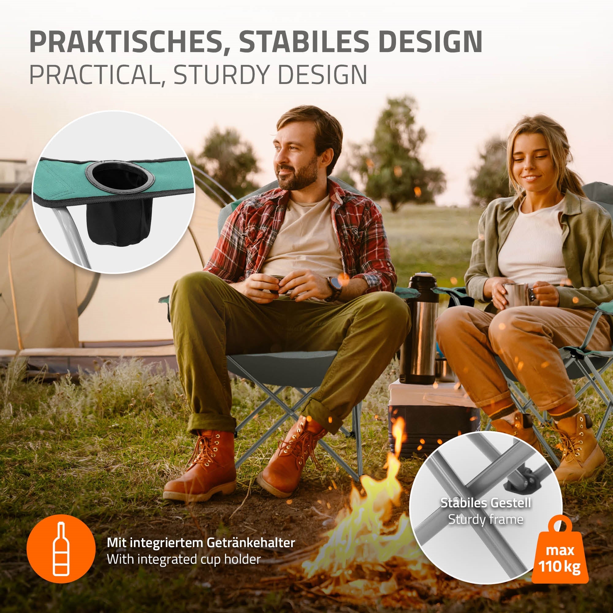 Zwei Personen sitzen auf Campingstühlen mit integriertem Getränkehalter.