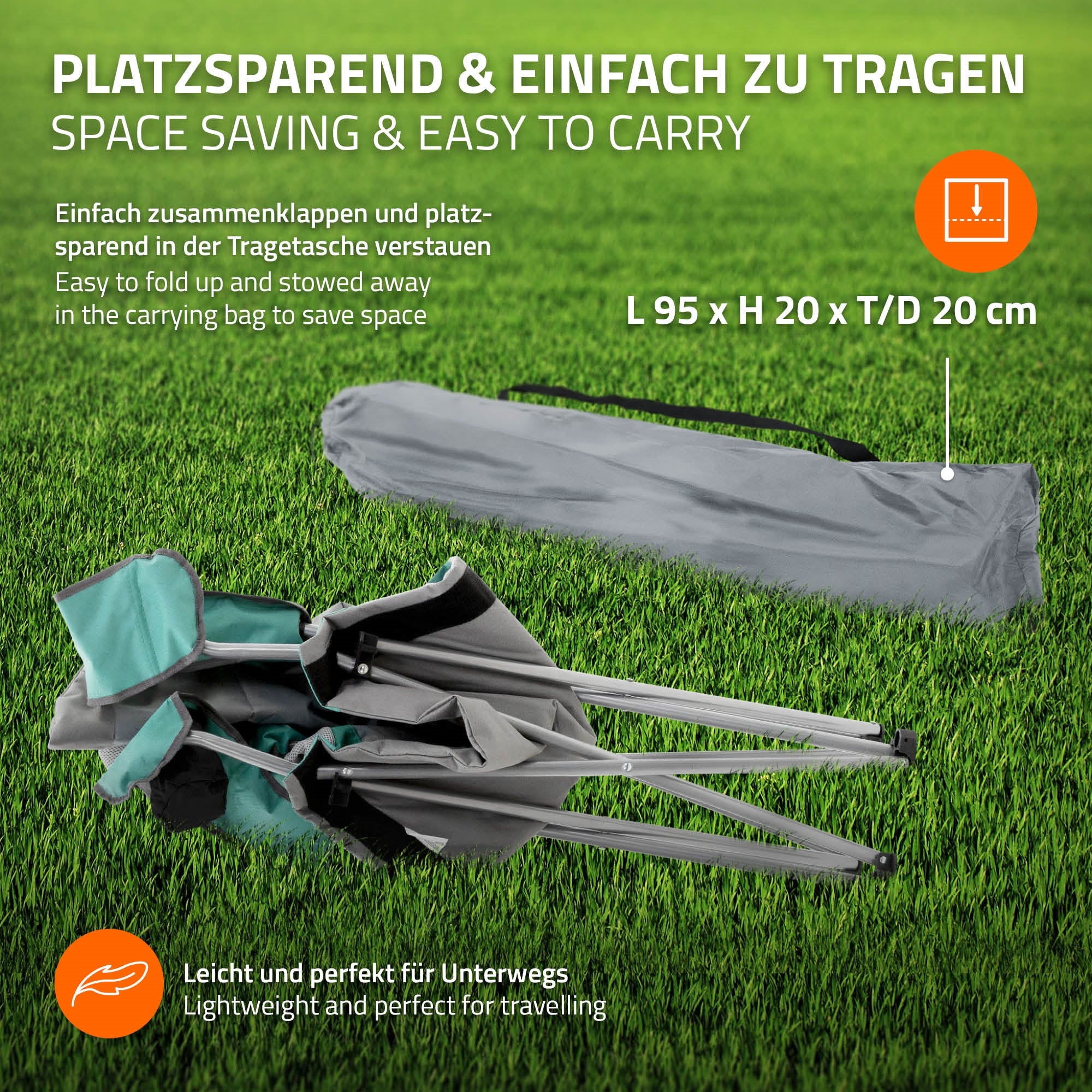 Zusammengefalteter Faltstuhl in einer Tragetasche auf grünem Gras.