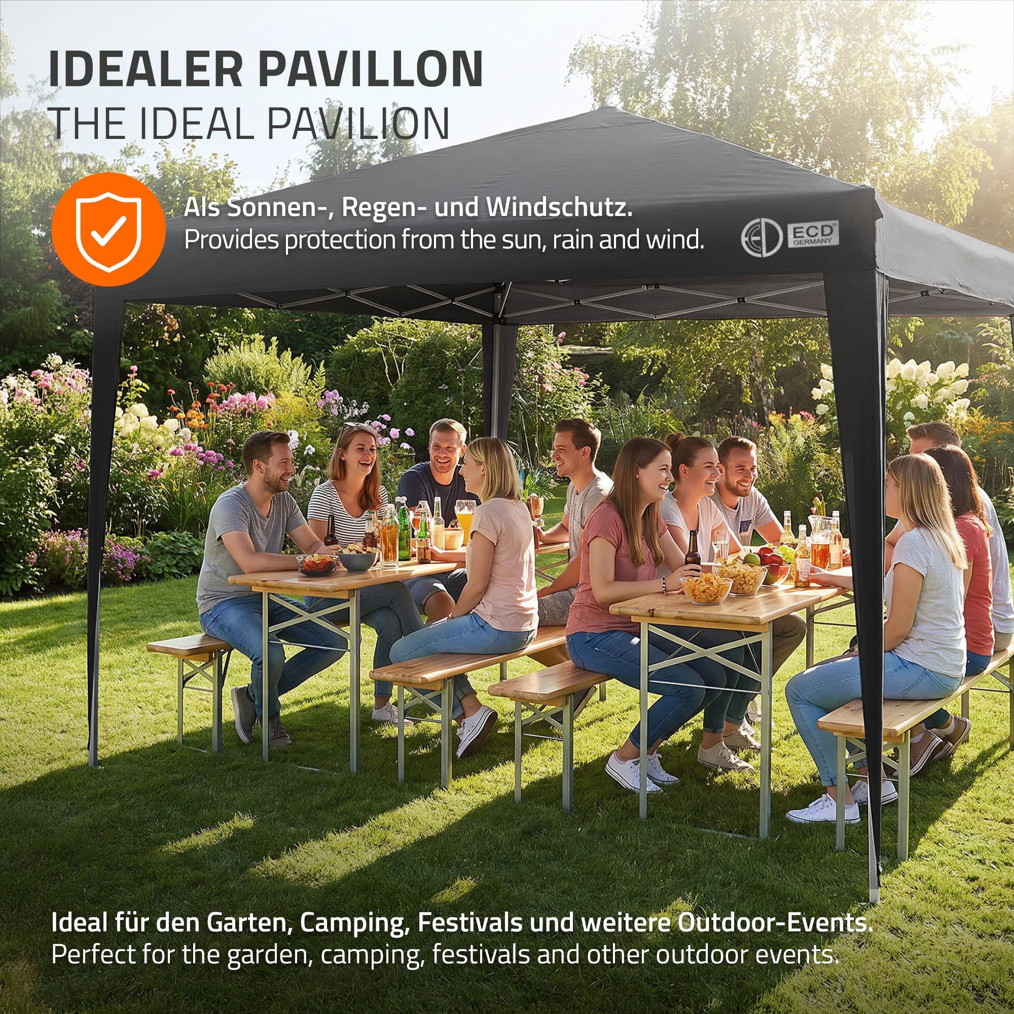 Menschen genießen ein Essen unter einem Pavillon im Freien, umgeben von Pflanzen.
