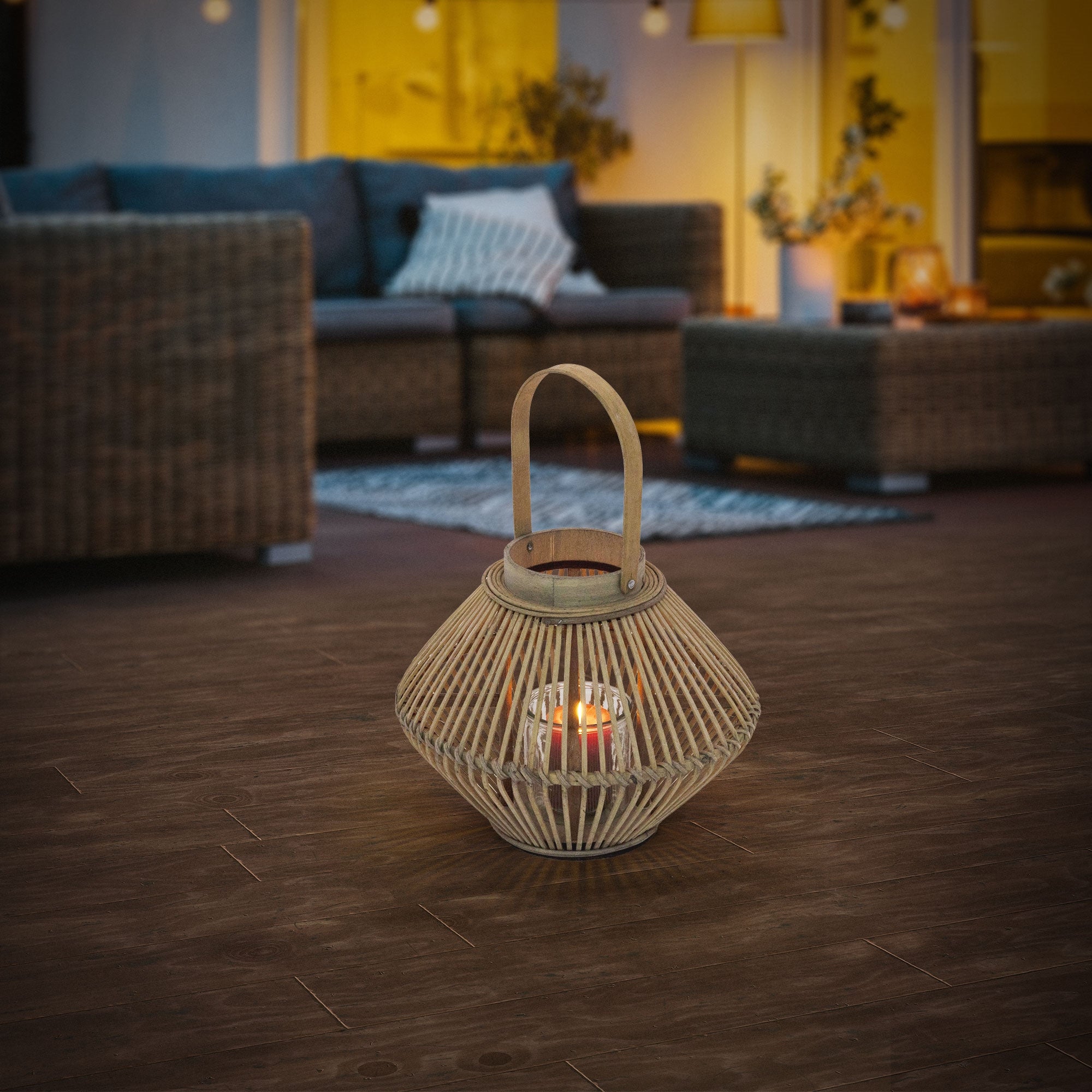 Rattan lámpás gyertyával egy hangulatos kültéri területen szürkületkor.