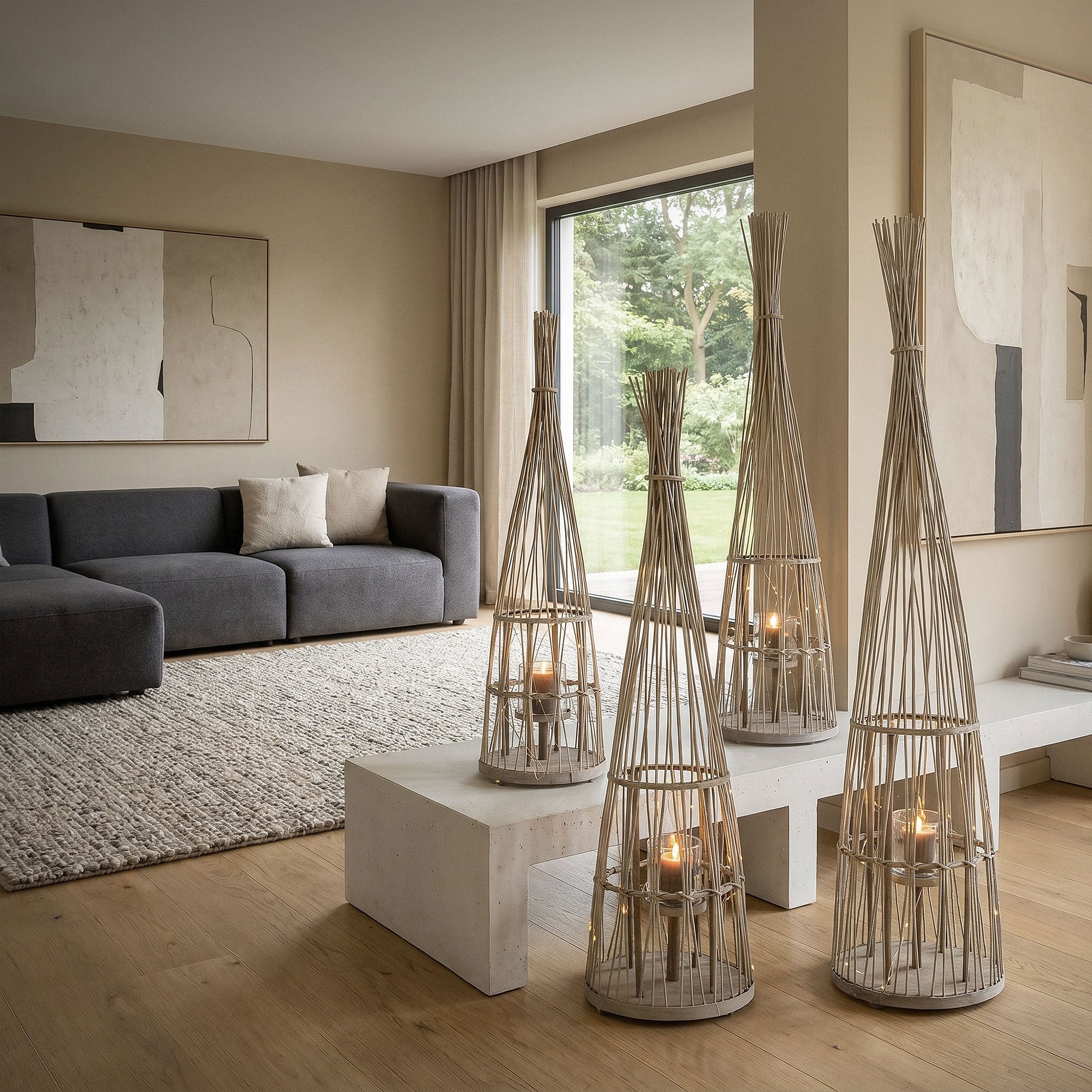 Více bambusových luceren v moderním obývacím pokoji se sofa.