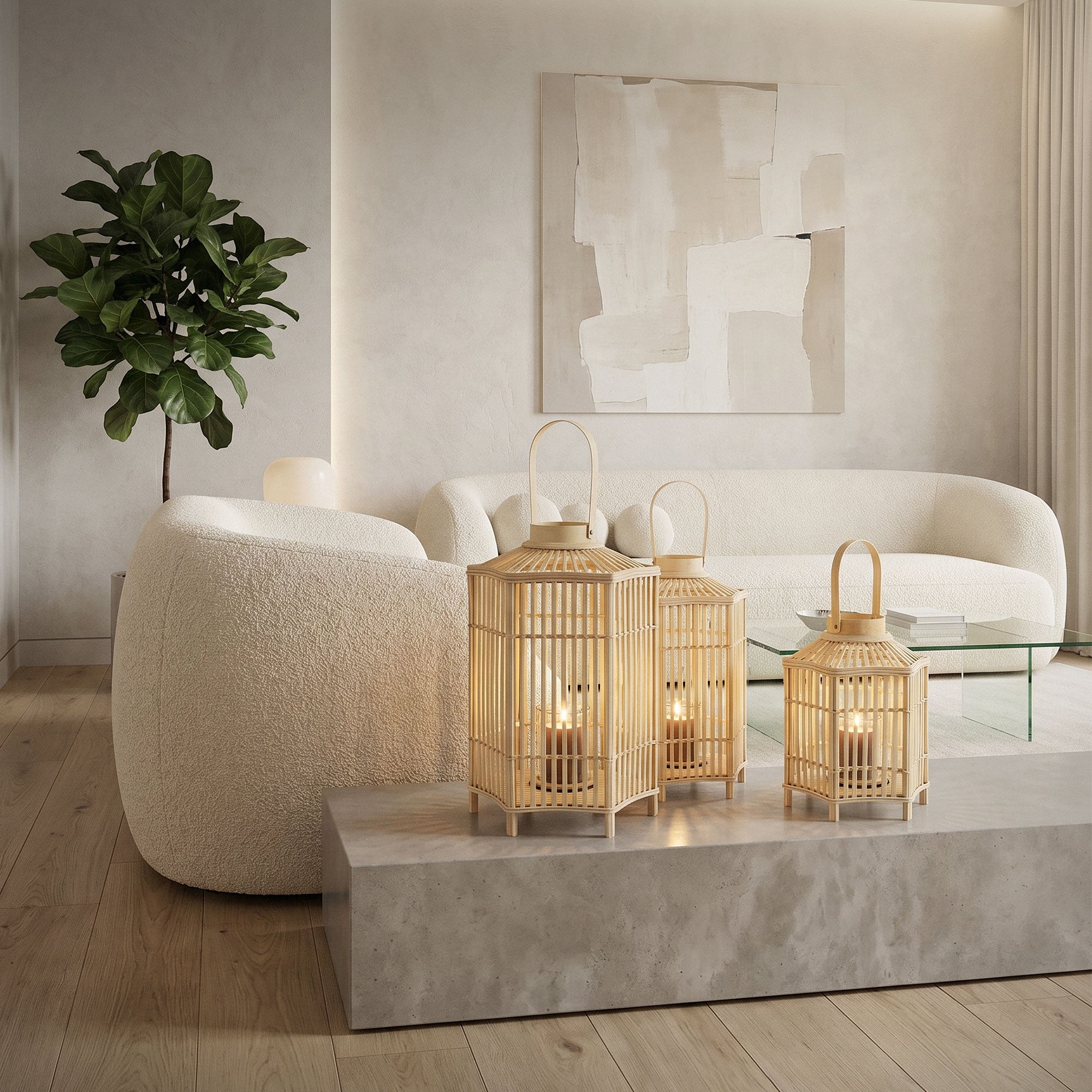 Linternas de bambú sobre una mesa en una sala de estar moderna con una planta al fondo.