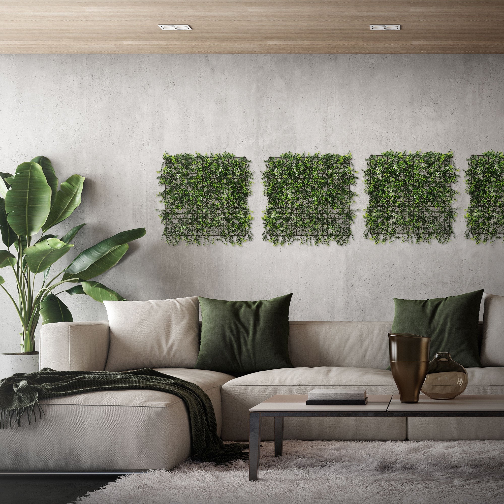 Salon avec canapé, coussins et panneaux muraux verts en plantes artificielles.
