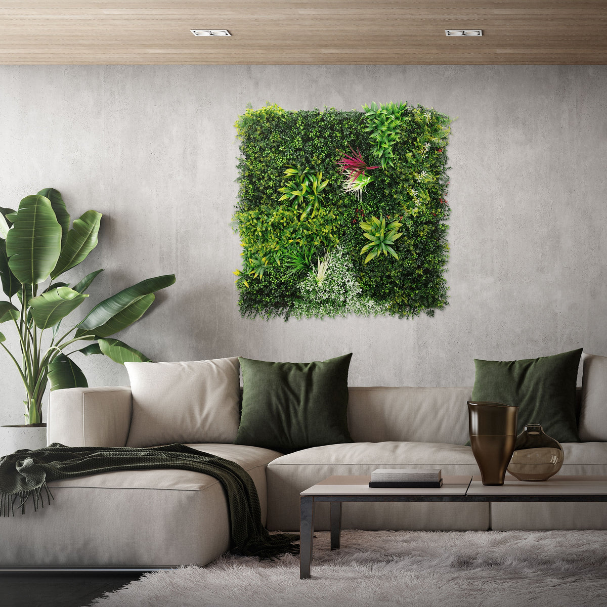 Salon avec canapé, coussins et verdure murale en plantes.