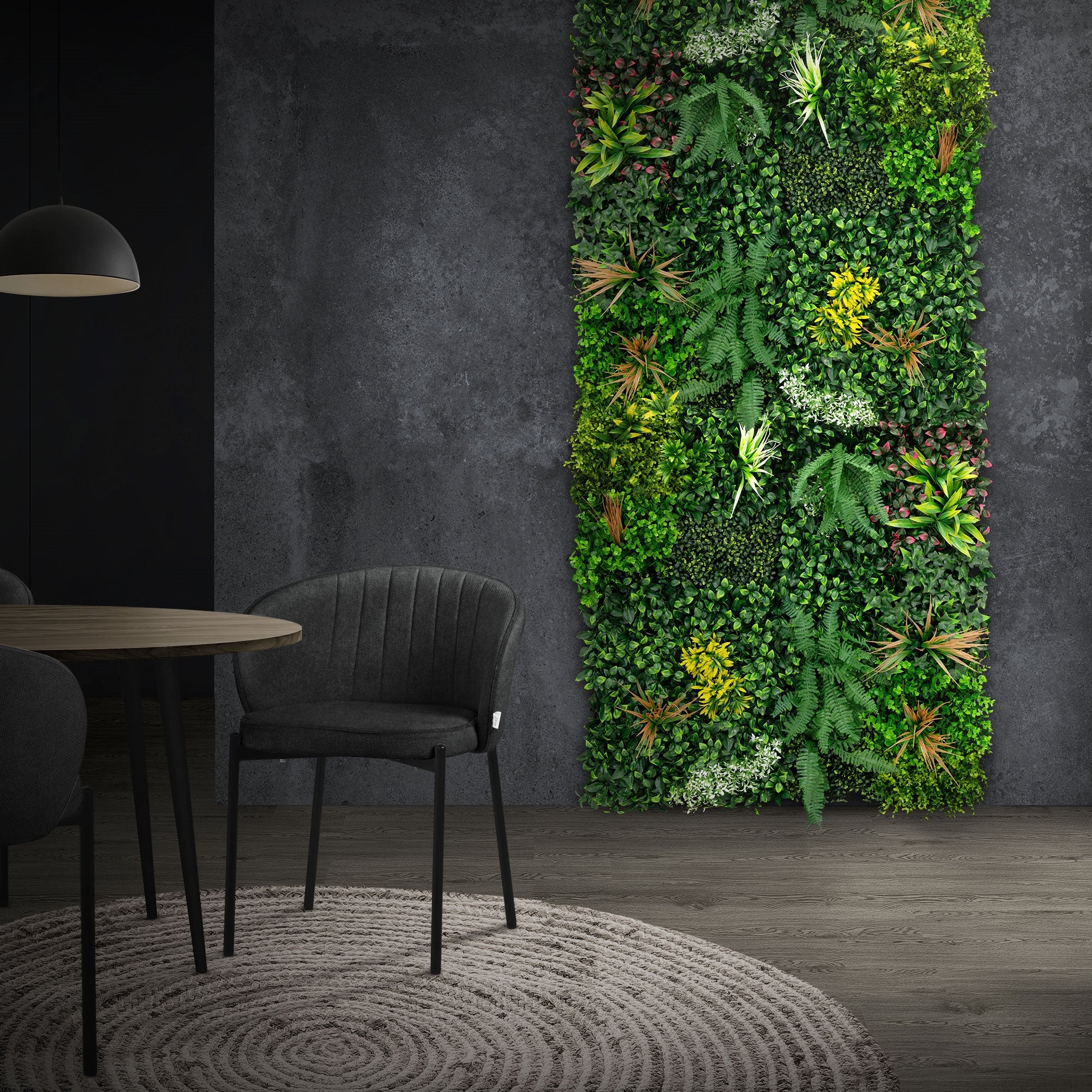 Mur de plantes dans une pièce moderne avec une table et une chaise.