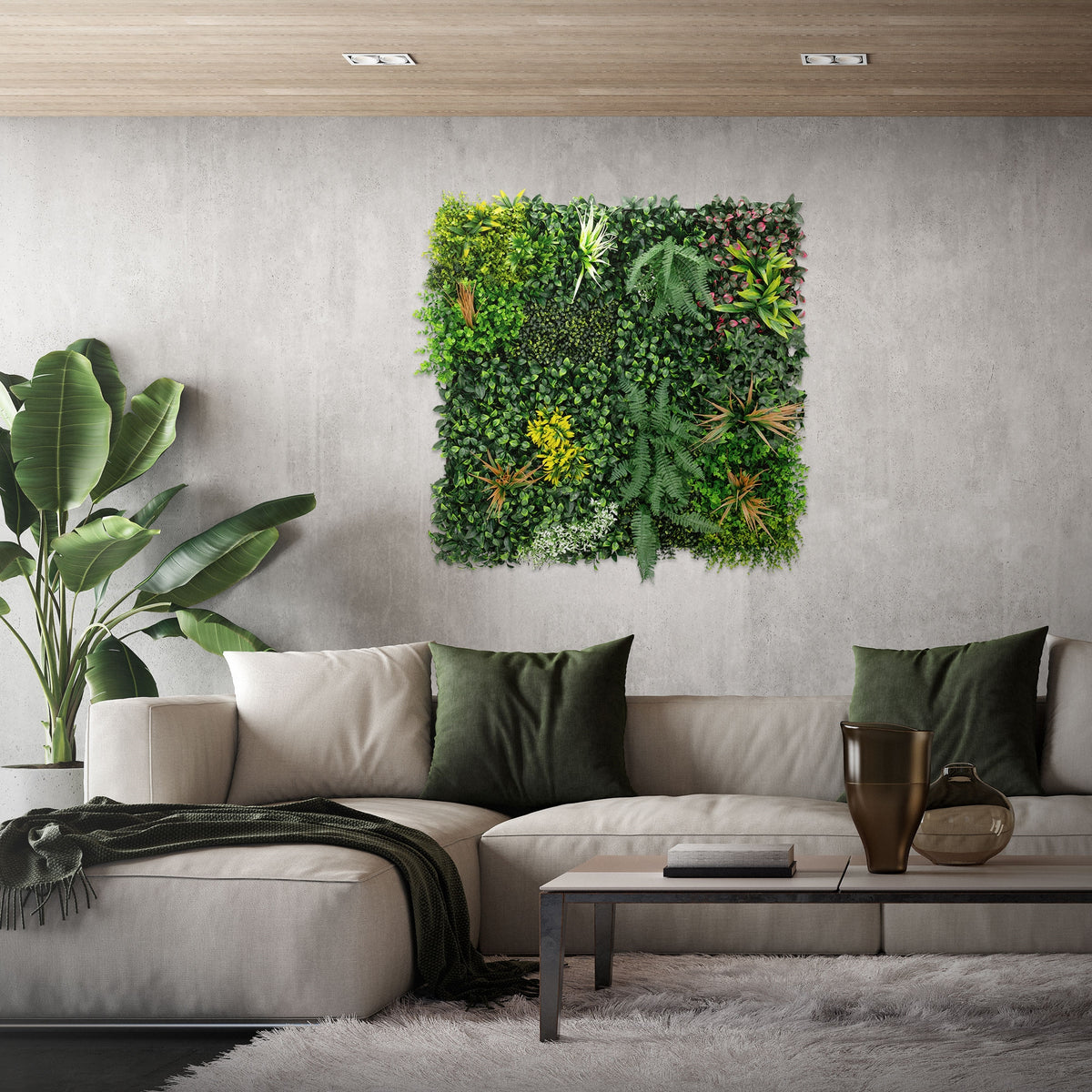 Salon avec des plantes vertes au mur et un canapé beige.