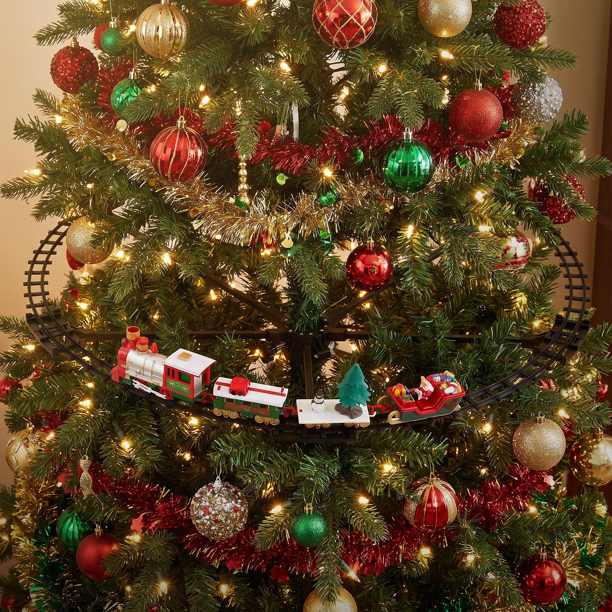 Eisenbahn auf einem Weihnachtsbaum mit bunten Kugeln und Lichtern.