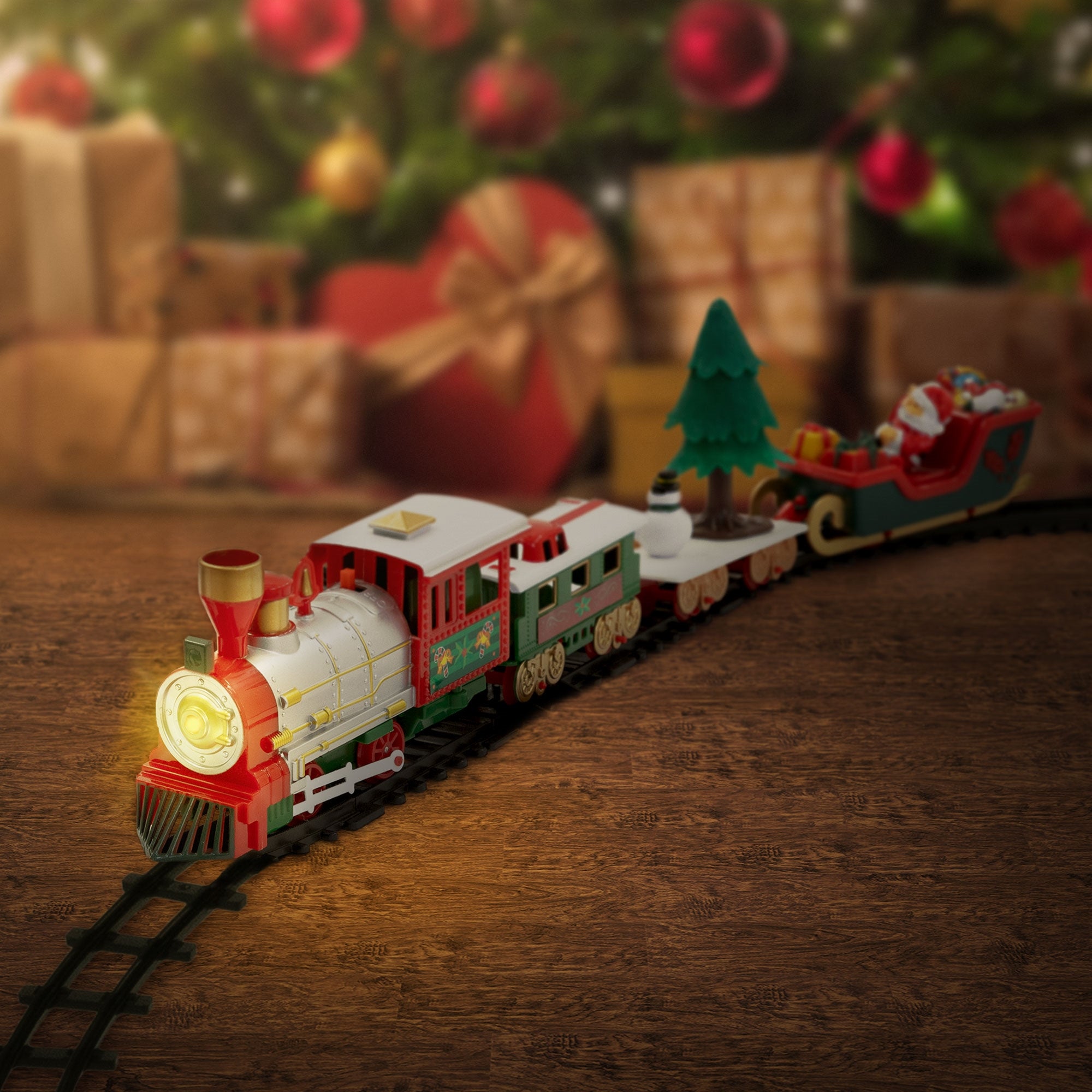 Nahaufnahme eines Spielzeugzuges mit Weihnachtsbaum und Schlitten.