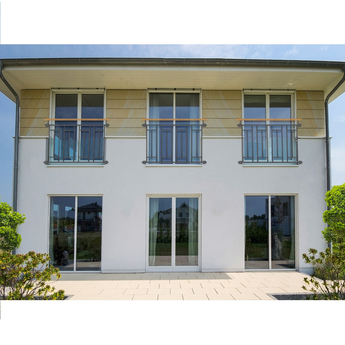 Fassade eines Hauses mit mehreren Fenstern und Balkonen.