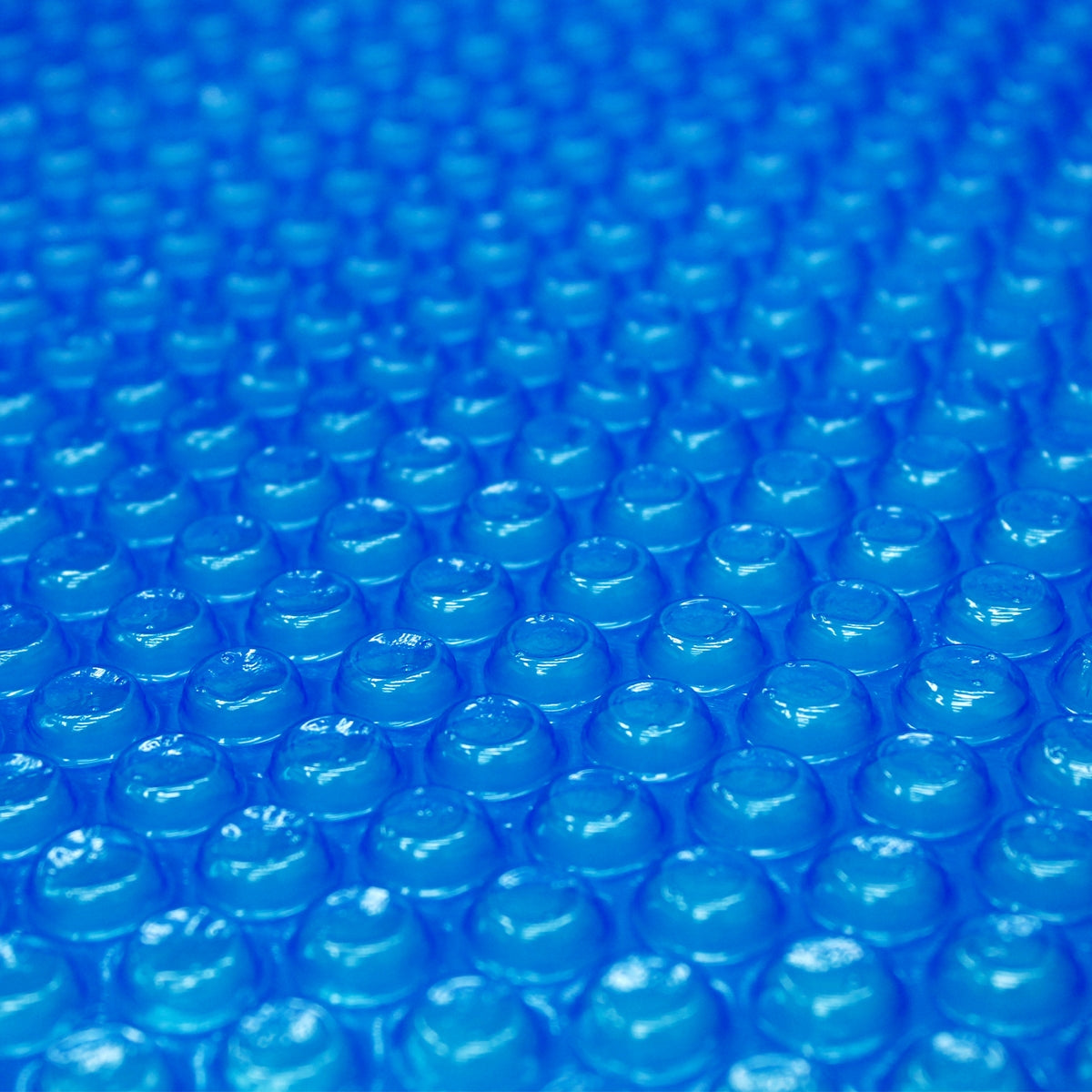 Primo piano di un tappetino blu con molte piccole protuberanze rotonde.