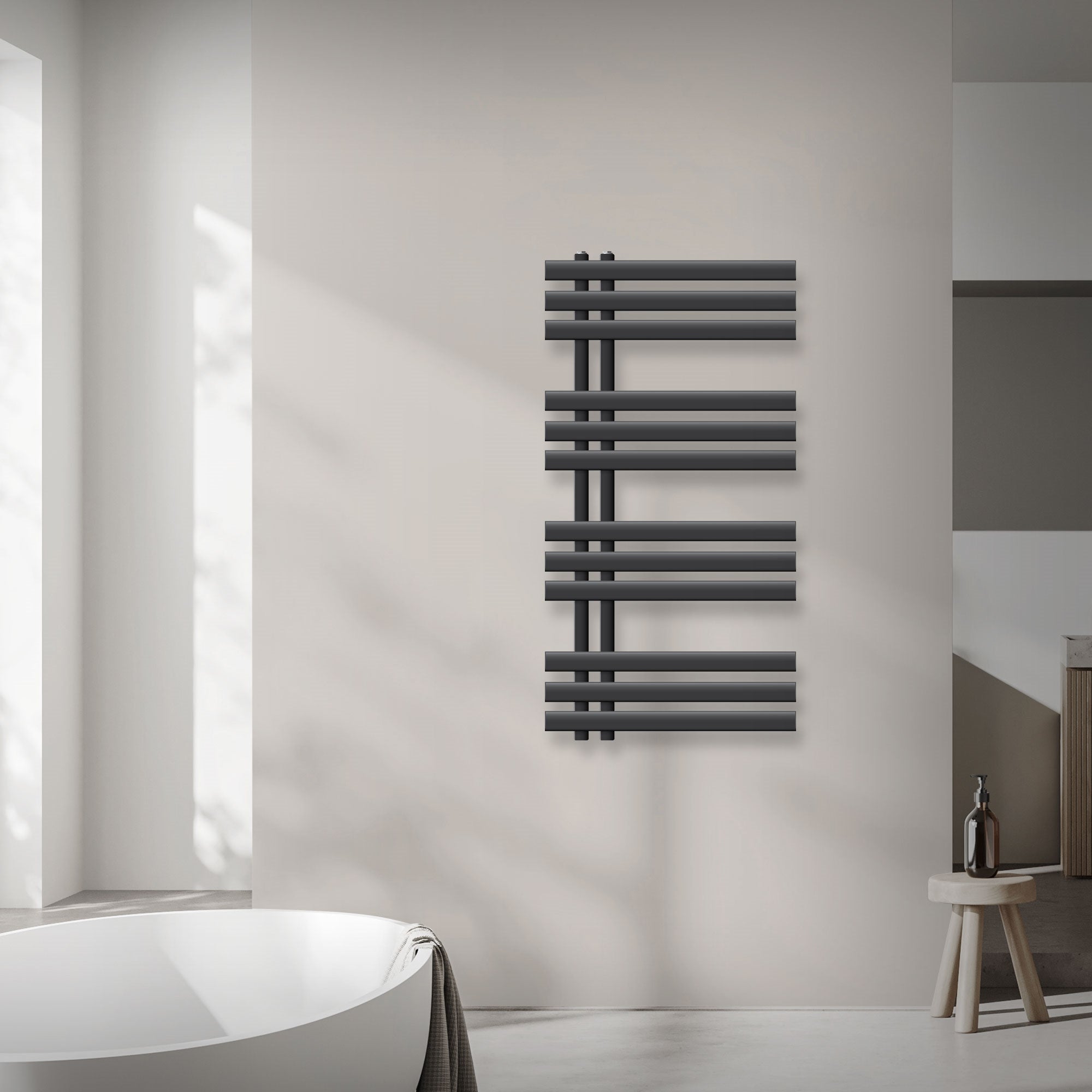 Radiateur à serviettes anthracite sur un mur dans une salle de bain.